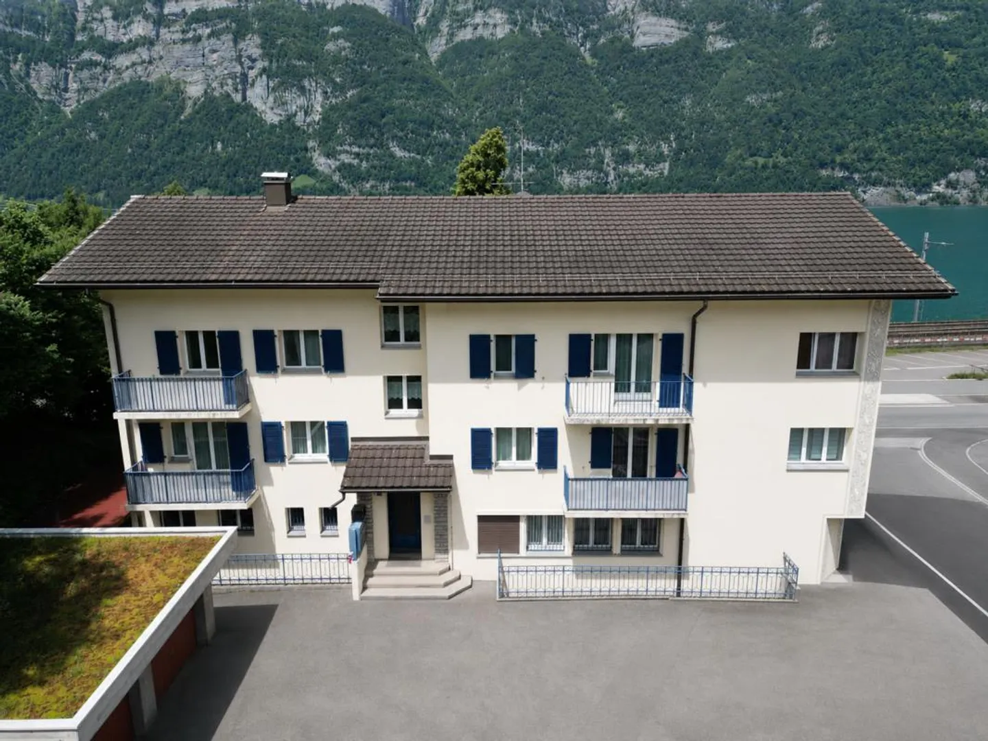Multi-family house with 4 residential units and a commercial space in Unte... - Photo 5 of 30