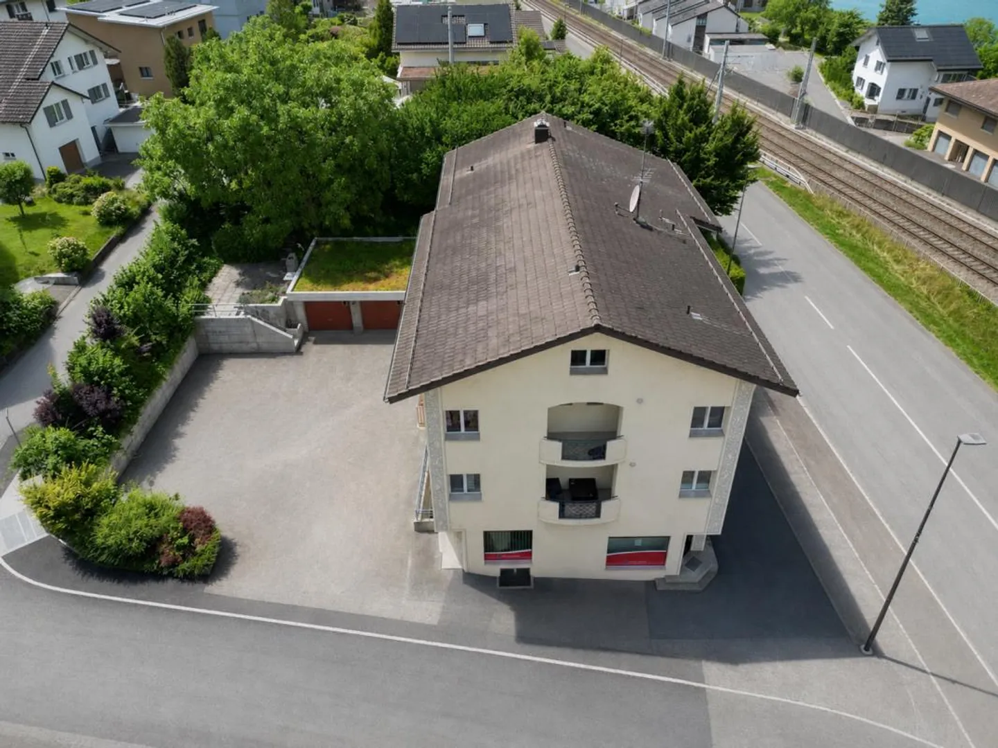 Multi-family house with 4 residential units and a commercial space in Unte... - Photo 4 of 30