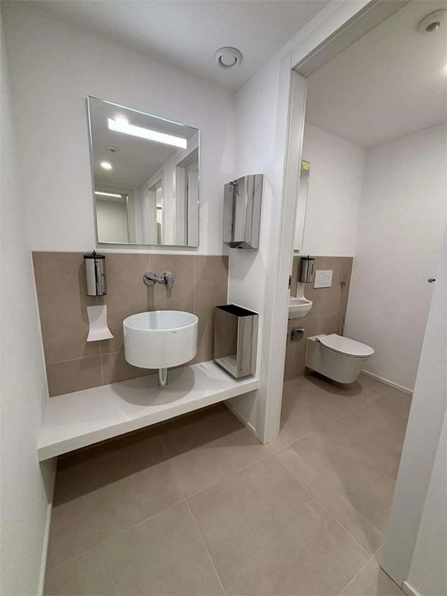 Bureaux rénovés de différentes tailles - Photo 9 sur 13