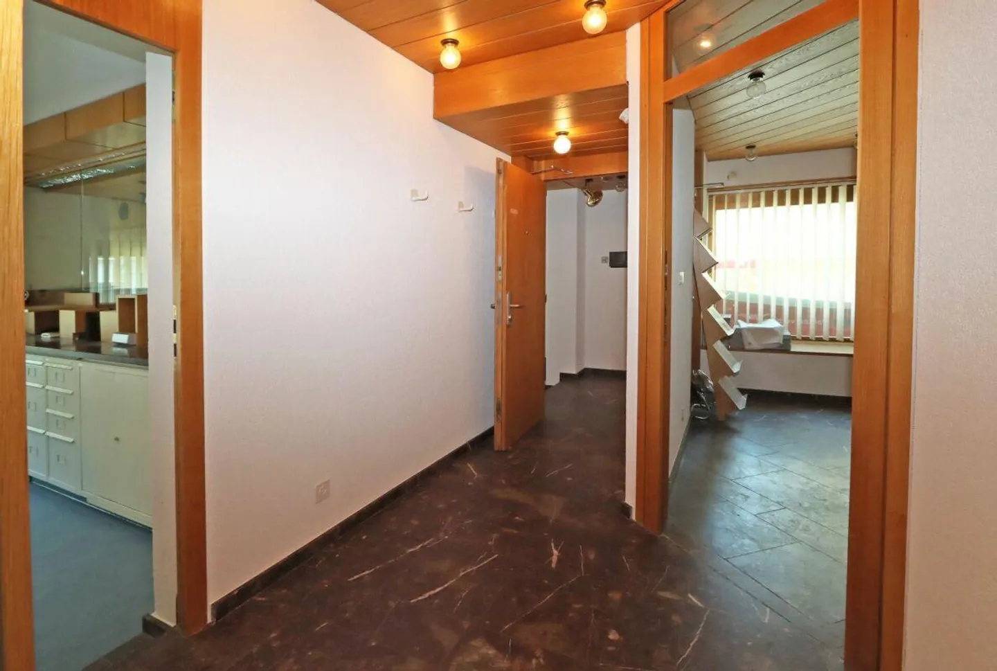 Multi-family house with 4 residential units and a commercial space in Unte... - Photo 13 of 30