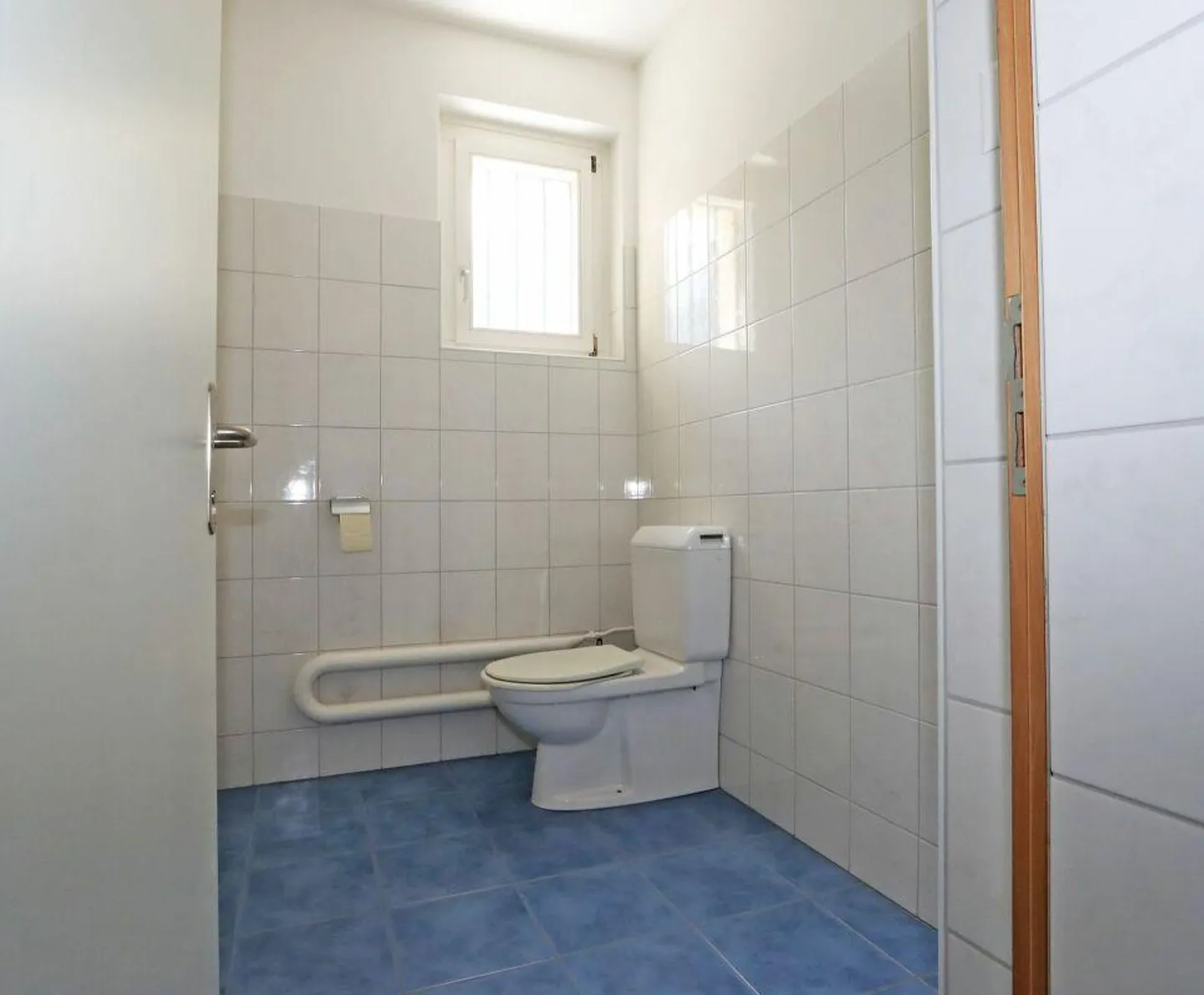 Multi-family house with 4 residential units and a commercial space in Unte... - Photo 18 of 30