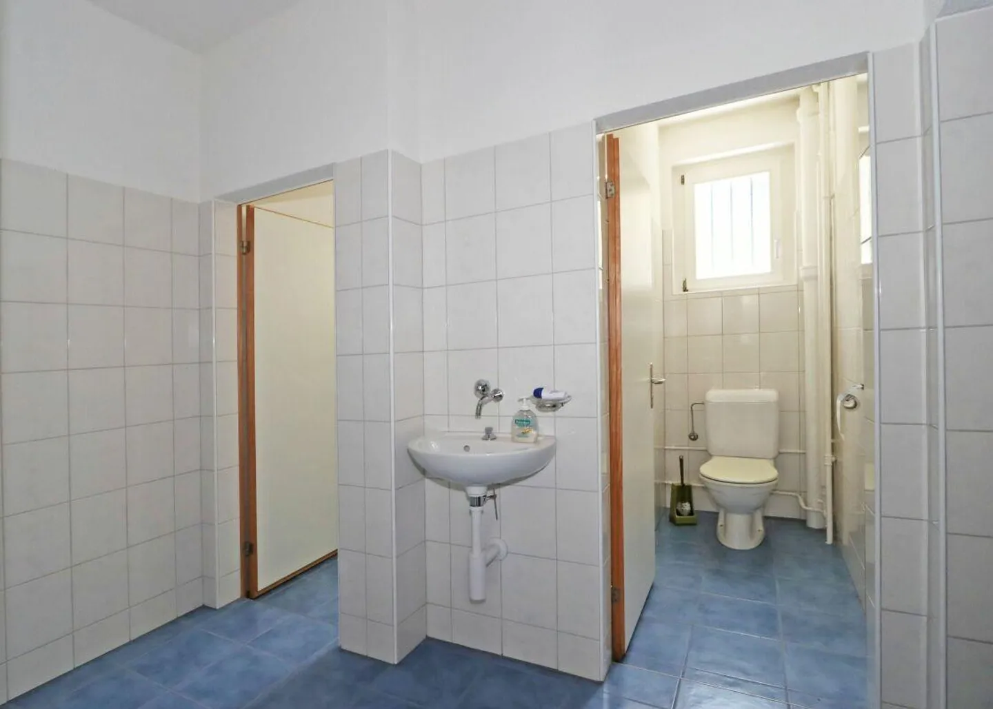 Multi-family house with 4 residential units and a commercial space in Unte... - Photo 22 of 30