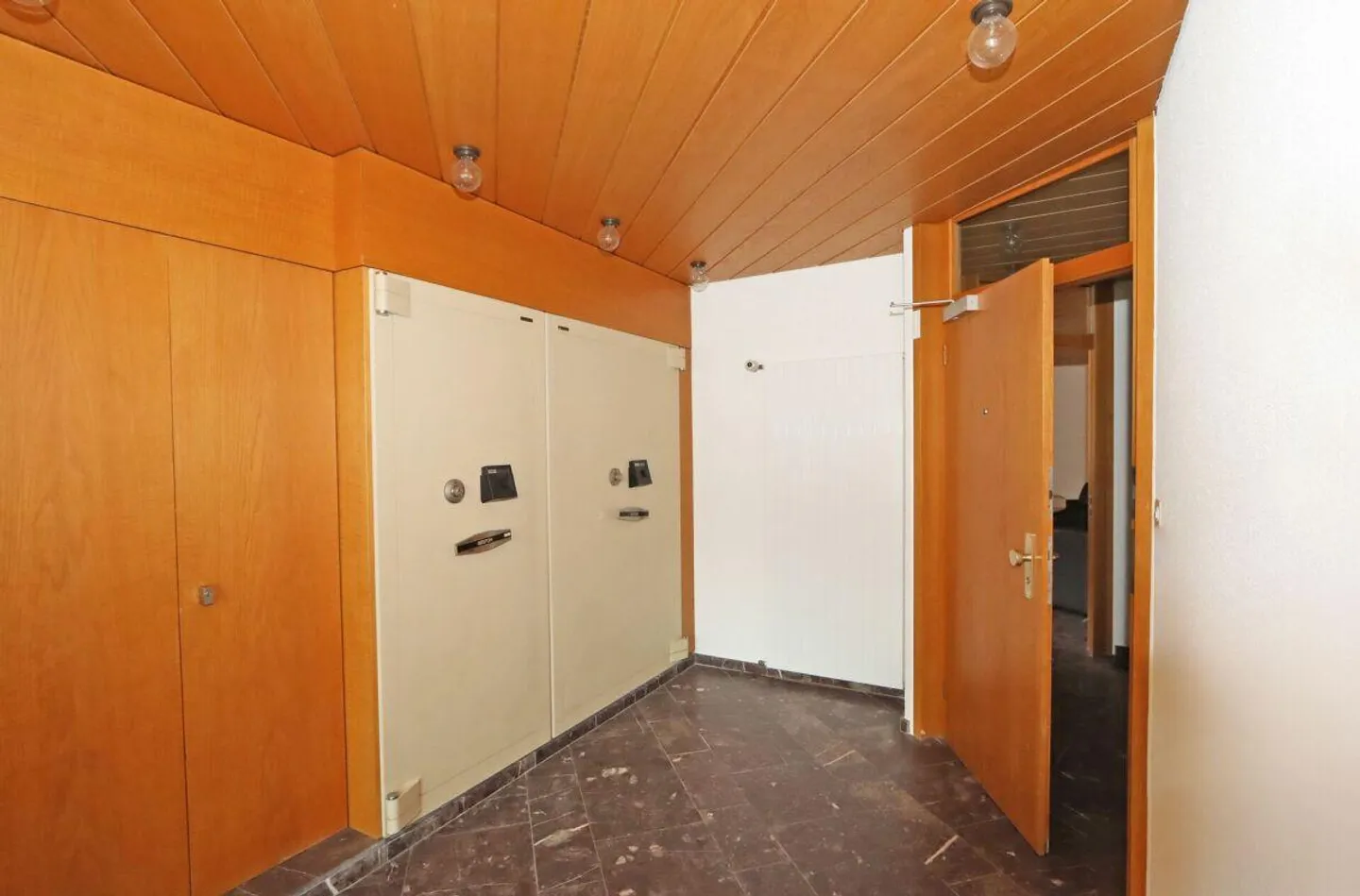 Multi-family house with 4 residential units and a commercial space in Unte... - Photo 26 of 30