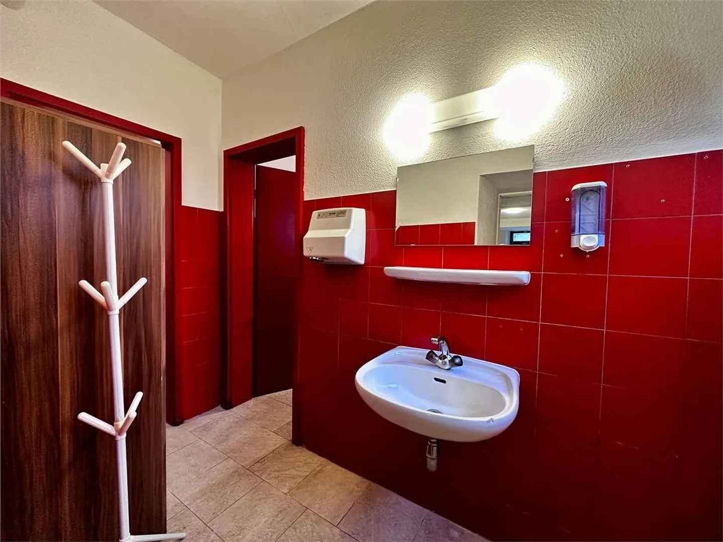 Riva S. Vitale - We rent commercial space in Piazza Grande - Photo 5 of 7