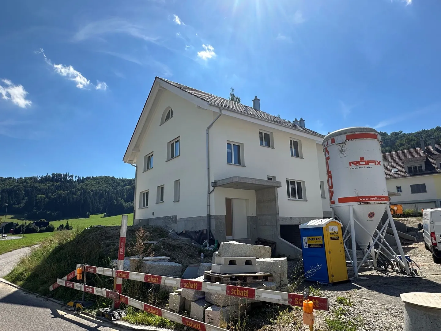 Drei 5.5 Zimmer Reiheneinfamilienhäuser - charmant, naturnah, individuell - Foto 2 von 14