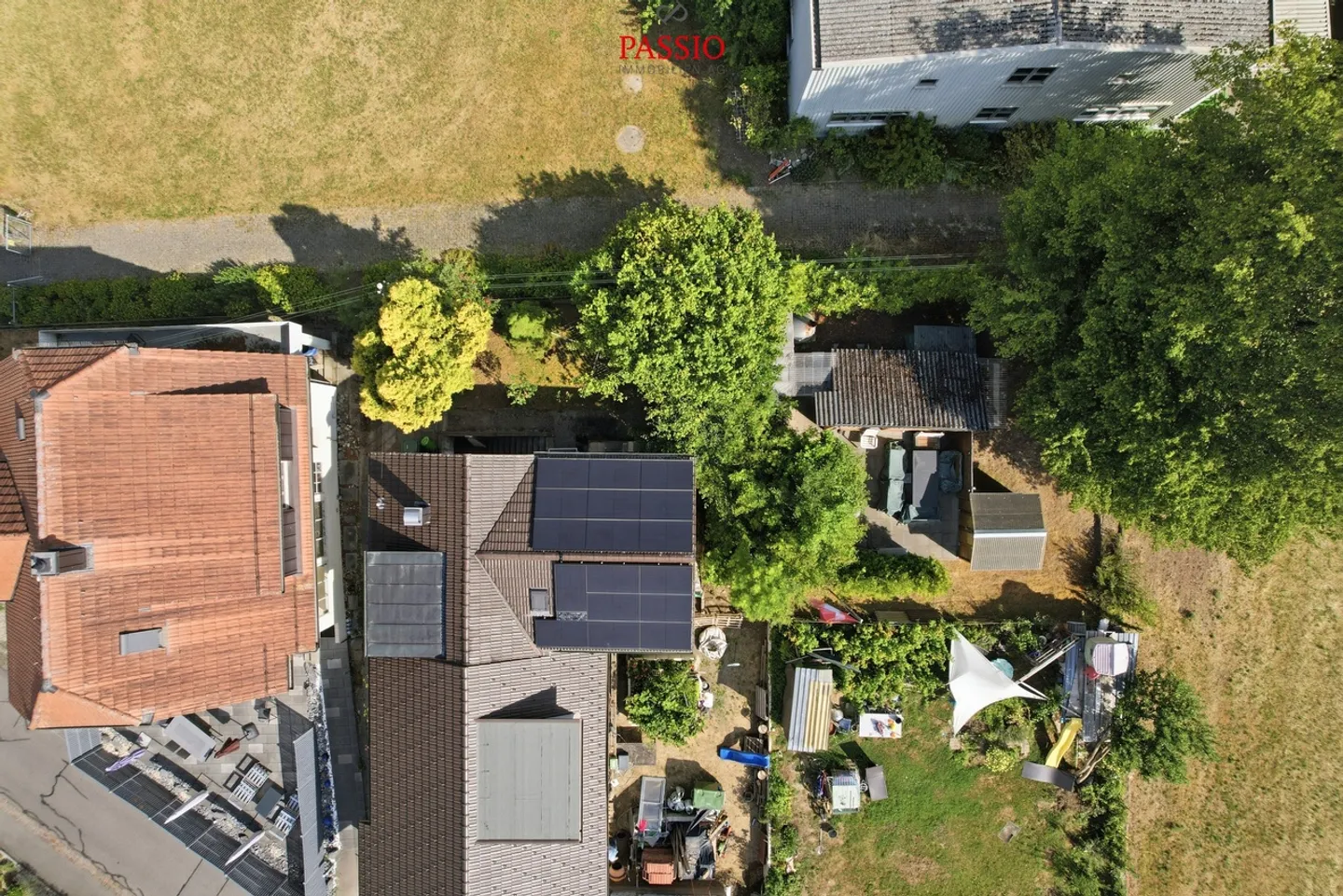 Charmante maison jumelée de 4 pièces avec jardin et potentiel - Photo 3 sur 30