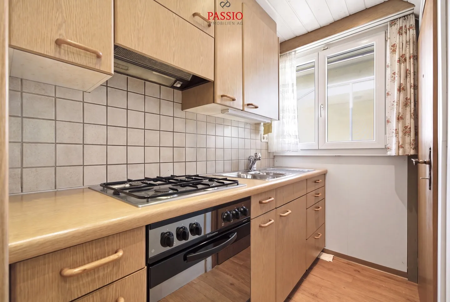 Charmante maison jumelée de 4 pièces avec jardin et potentiel - Photo 9 sur 30