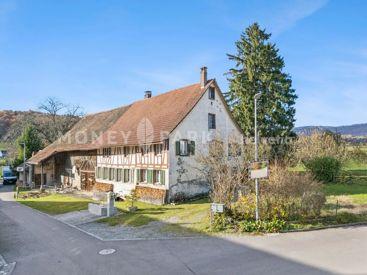 Historischer 6.5-Zimmer-Bauernhof mit grossem Umschwung und viel Potenzial - Foto 1 von 13