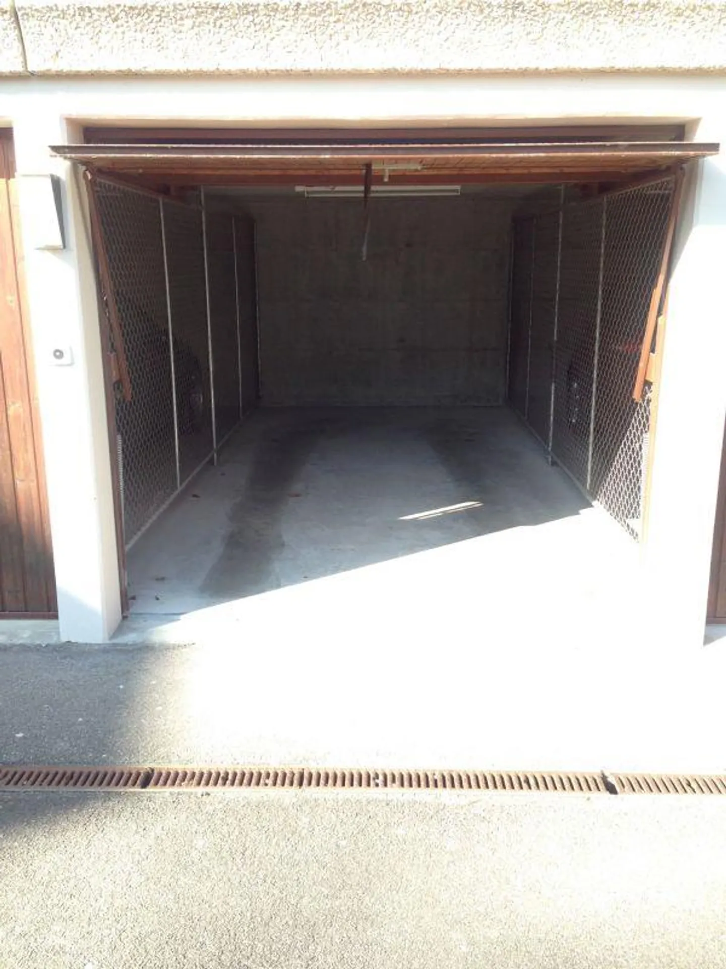 Praktische Einzelgarage in Niederuzwil - Foto 2 von 3