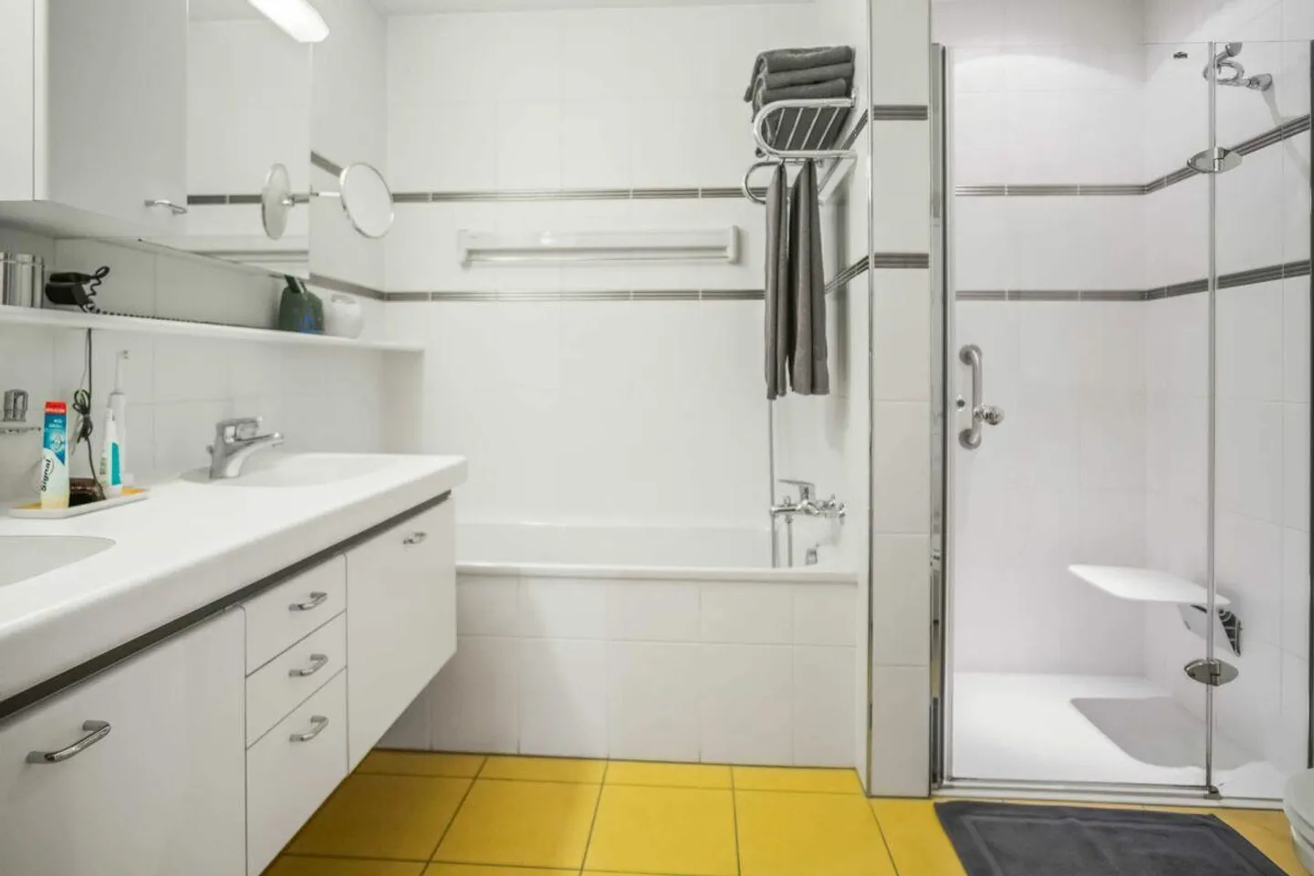 Living Above the Rooftops: Your Penthouse with a View - Photo 10 of 26