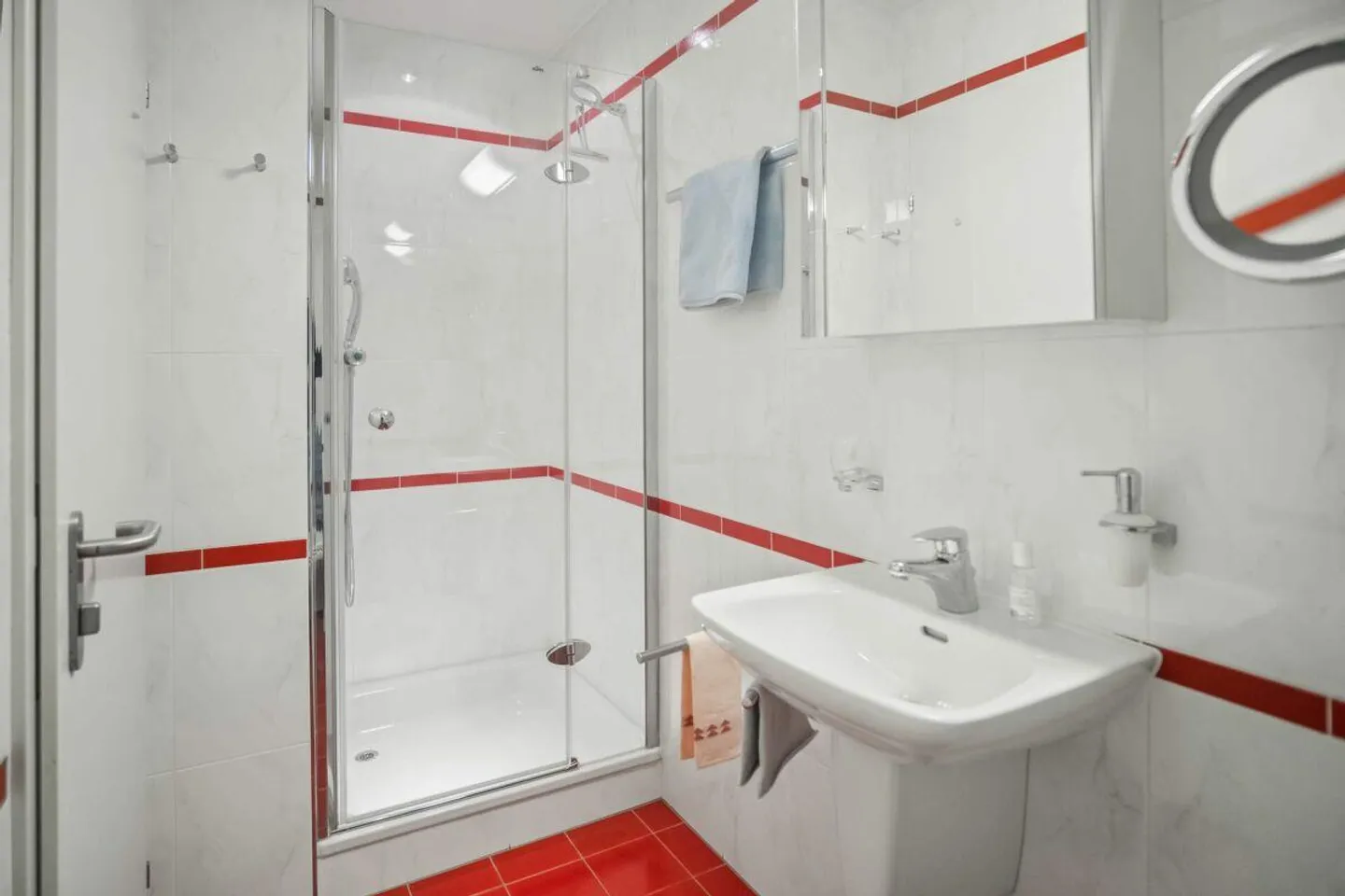 Living Above the Rooftops: Your Penthouse with a View - Photo 11 of 26