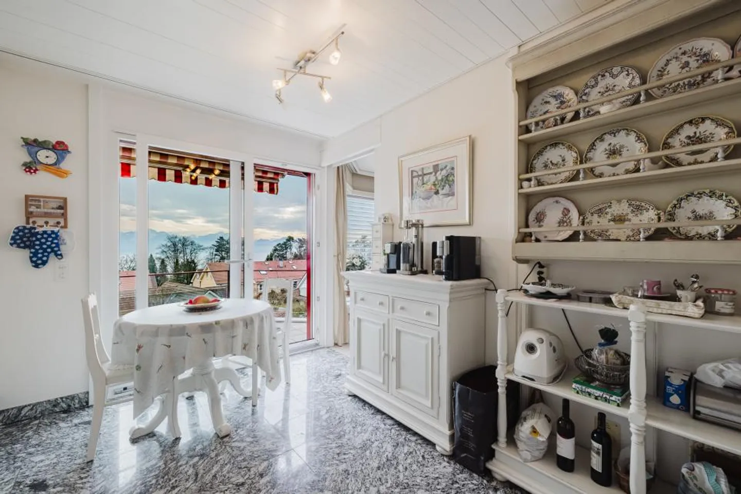 Appartement Élégant avec Vue sur le Lac - Photo 2 sur 2