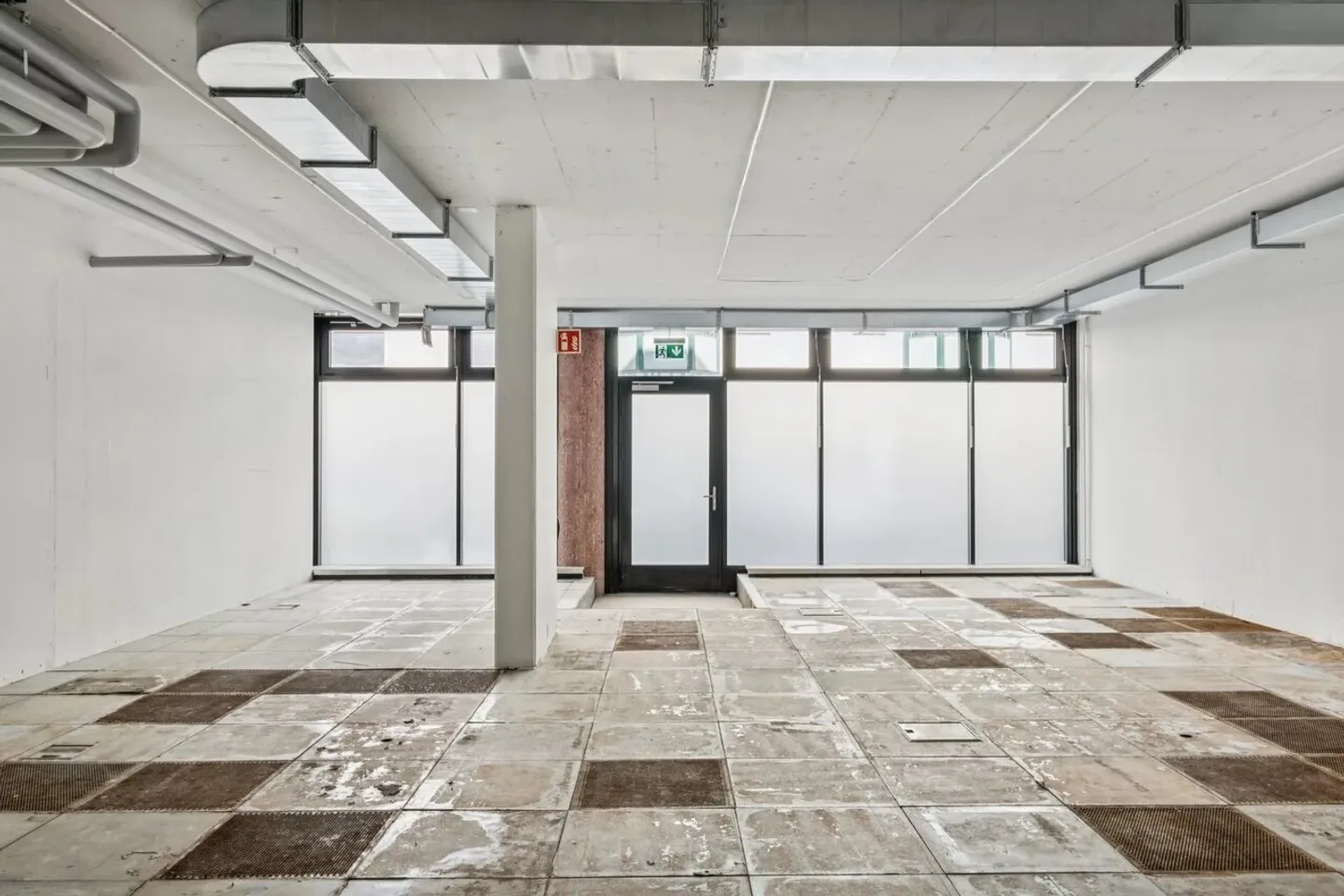 Renovated Office Space in Pâquis - Photo 2 of 13