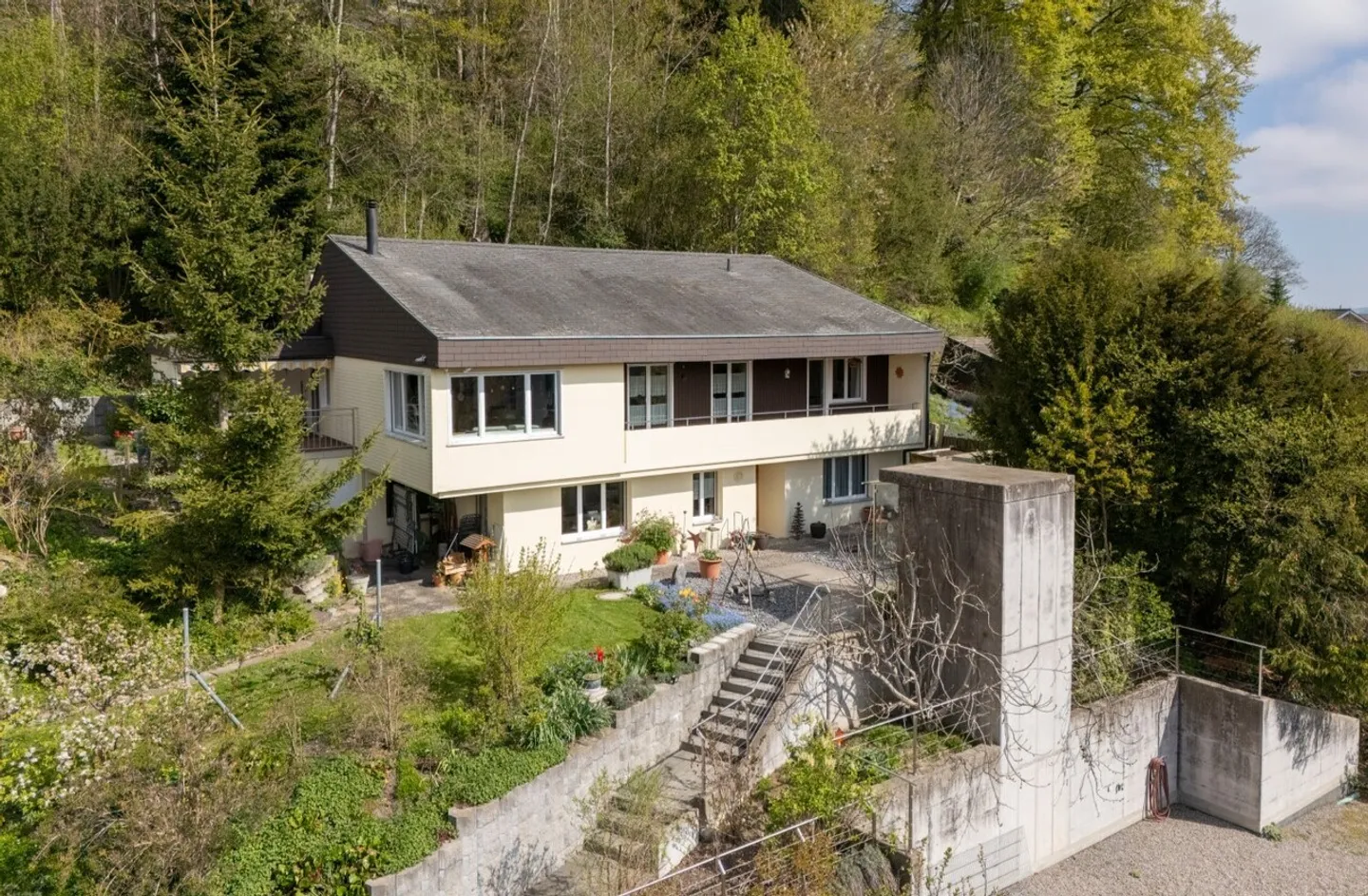 Maison familiale avec un appartement séparé dans un emplacement ensoleillé sur une colline - Photo 1 sur 8
