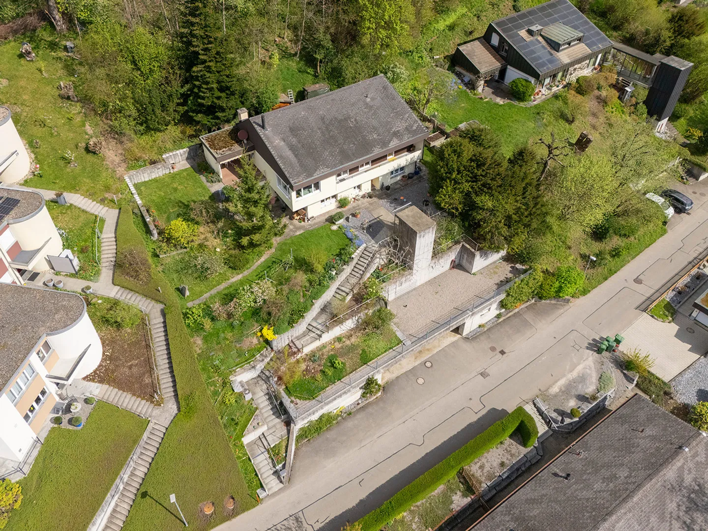 Maison familiale avec un appartement séparé dans un emplacement ensoleillé sur une colline - Photo 8 sur 8