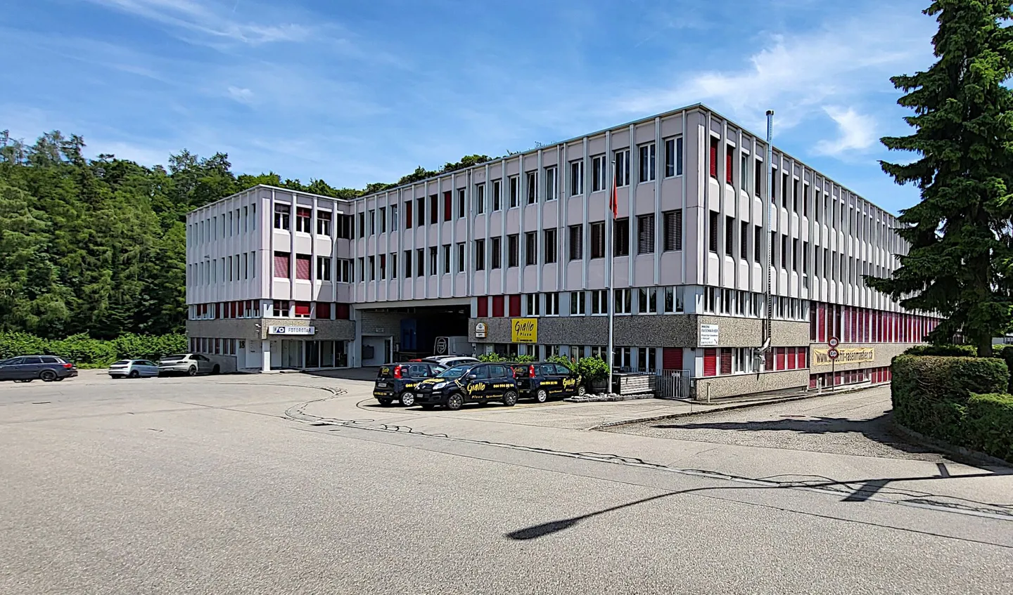 Espace commercial/production rare au rez-de-chaussée avec bureau et entrepôt - 5'000 m2 - Photo 1 sur 17