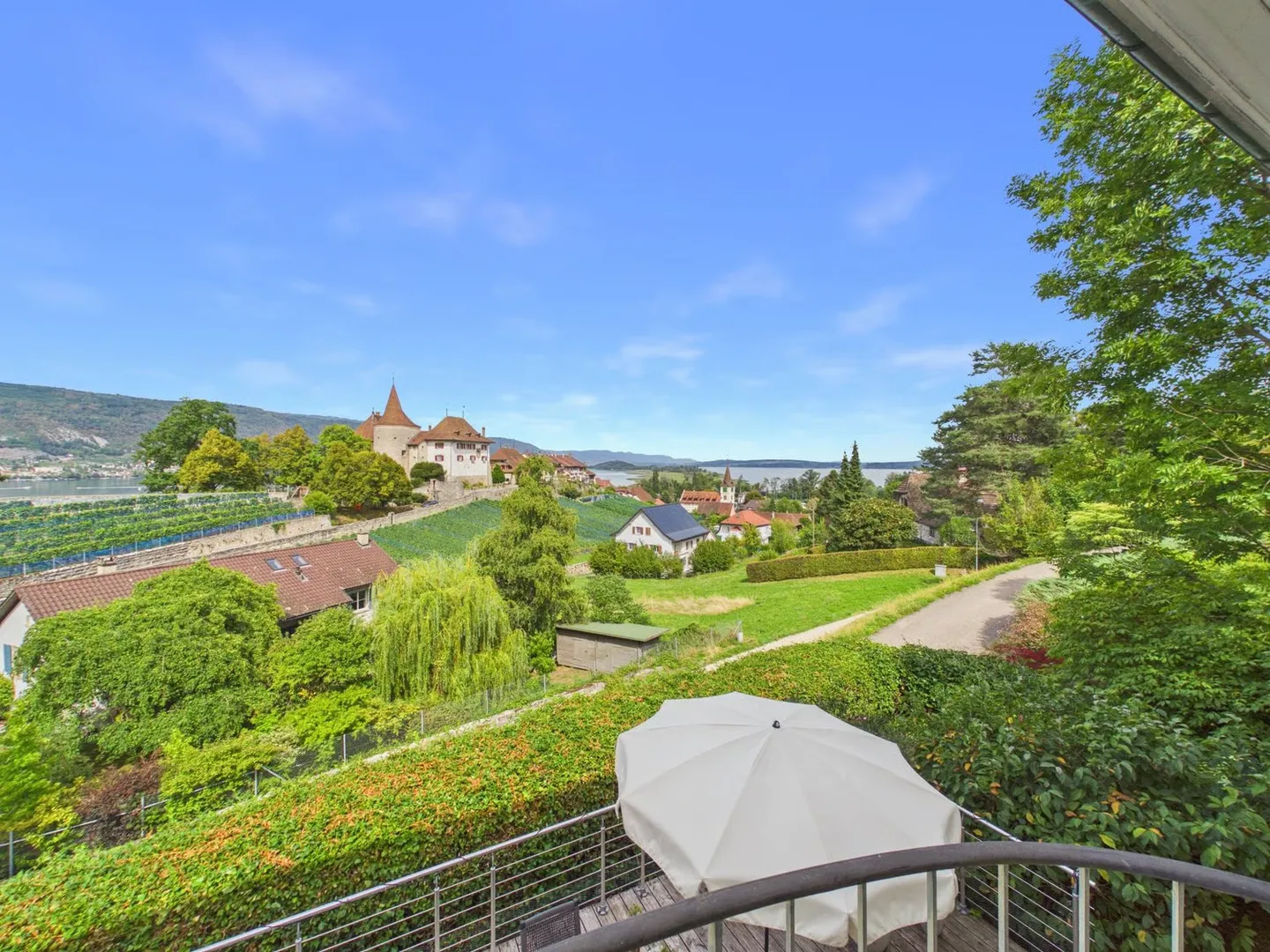 Einzigartige Villa mit Sicht auf See und Seeland - Photo 1 of 23