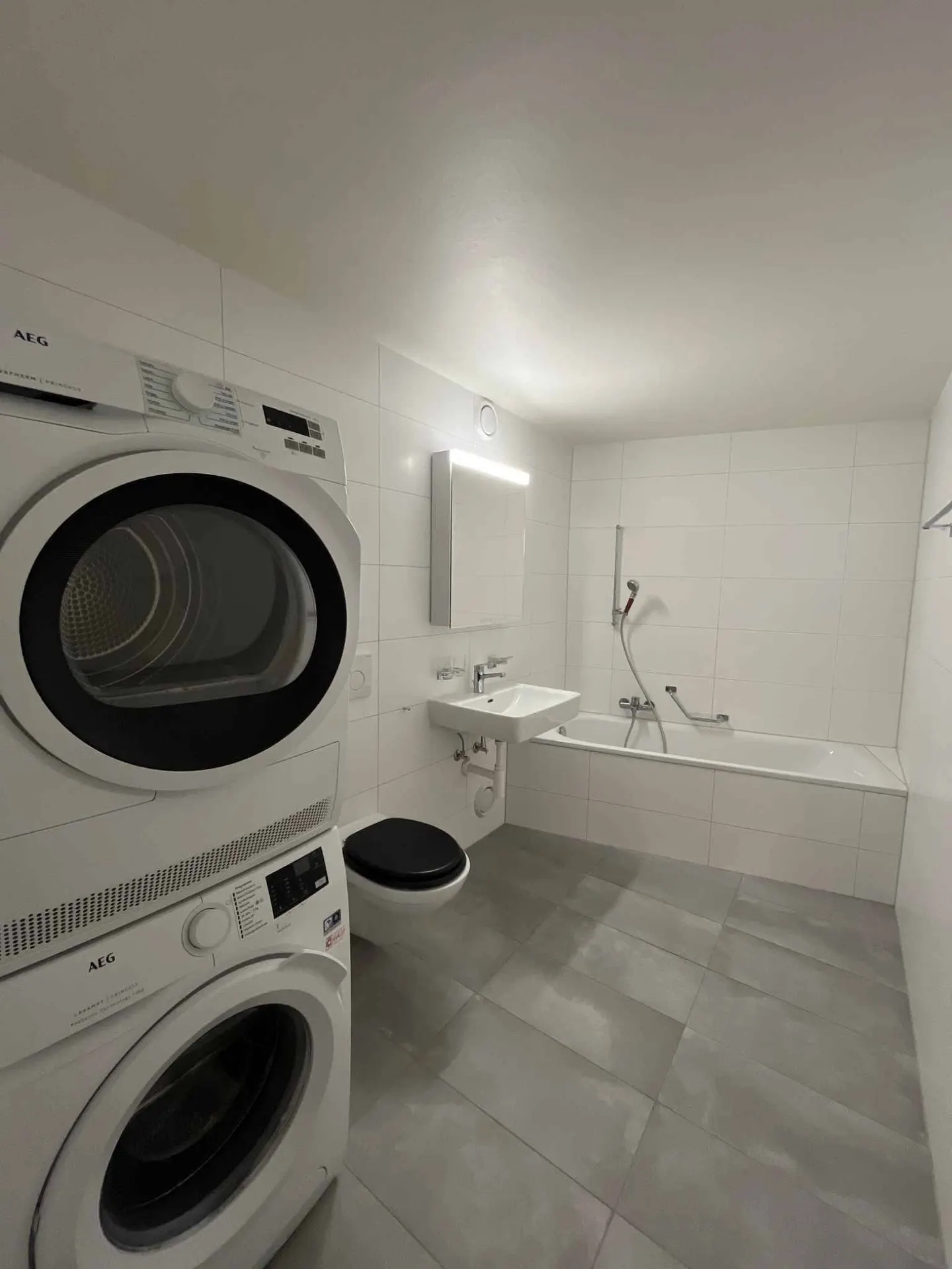 Spacious Apartment with Balcony - Photo 3 of 4