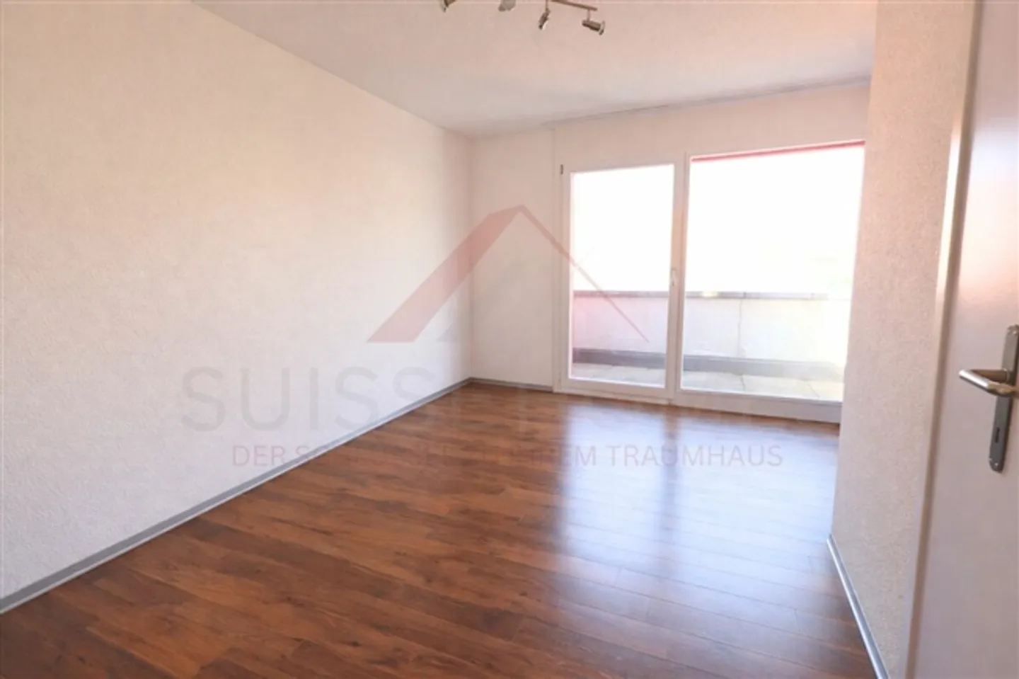 Exclusive 4.5-room penthouse apartment in Heimberg with stunning terrace - Photo 9 of 10