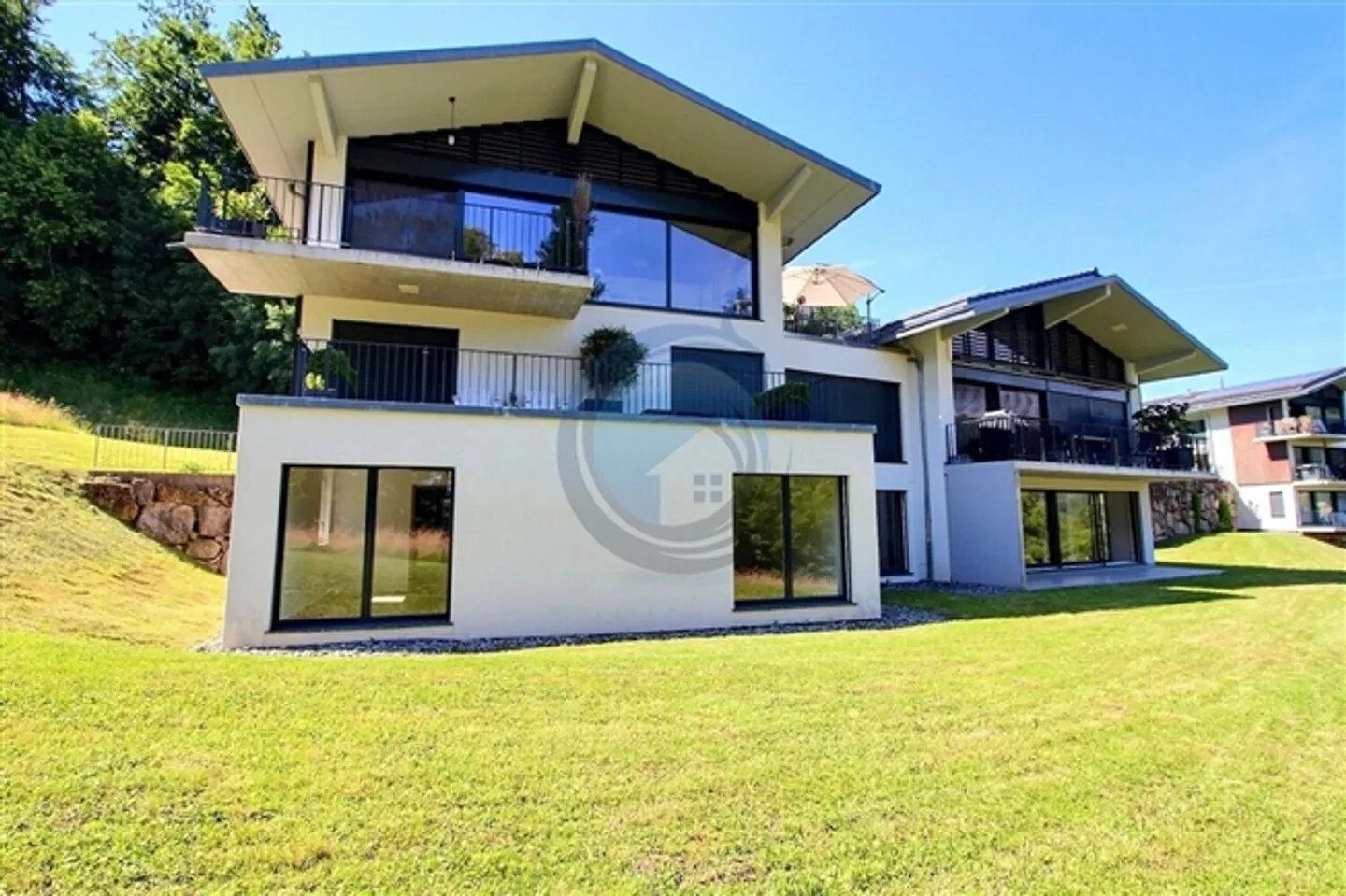 Spacious 4.5-room apartment on the garden level - Photo 1 of 14