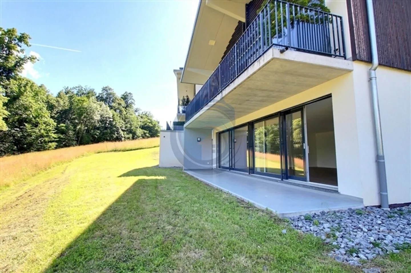 Spacious 4.5-room apartment on the garden level - Photo 3 of 14