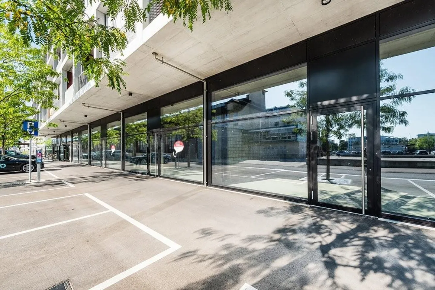 Espace de bureau/magasin attrayant et prêt à emménager - Photo 1 sur 10