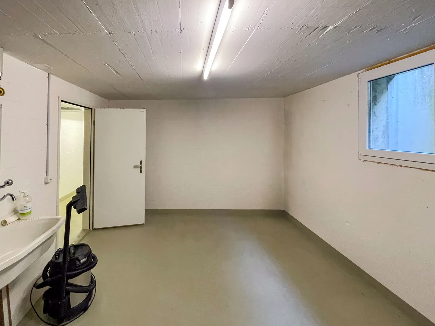 16m² Storage Room / Dispersion Room in Binningen (Basel) - Photo 4 of 7