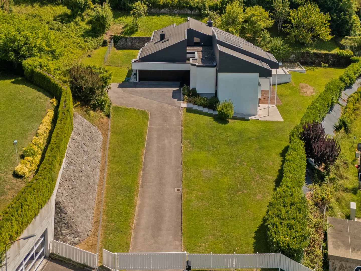 Unique! Magnifique propriété d'architecte dans un quartier résidentiel - Photo 2 sur 19