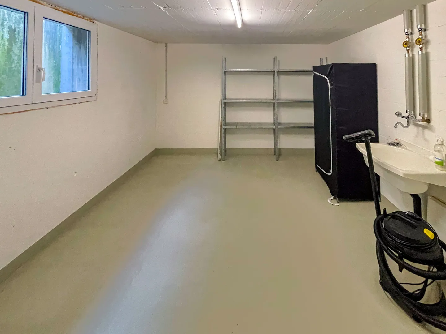 16m² Storage Room / Dispersion Room in Binningen (Basel) - Photo 3 of 7