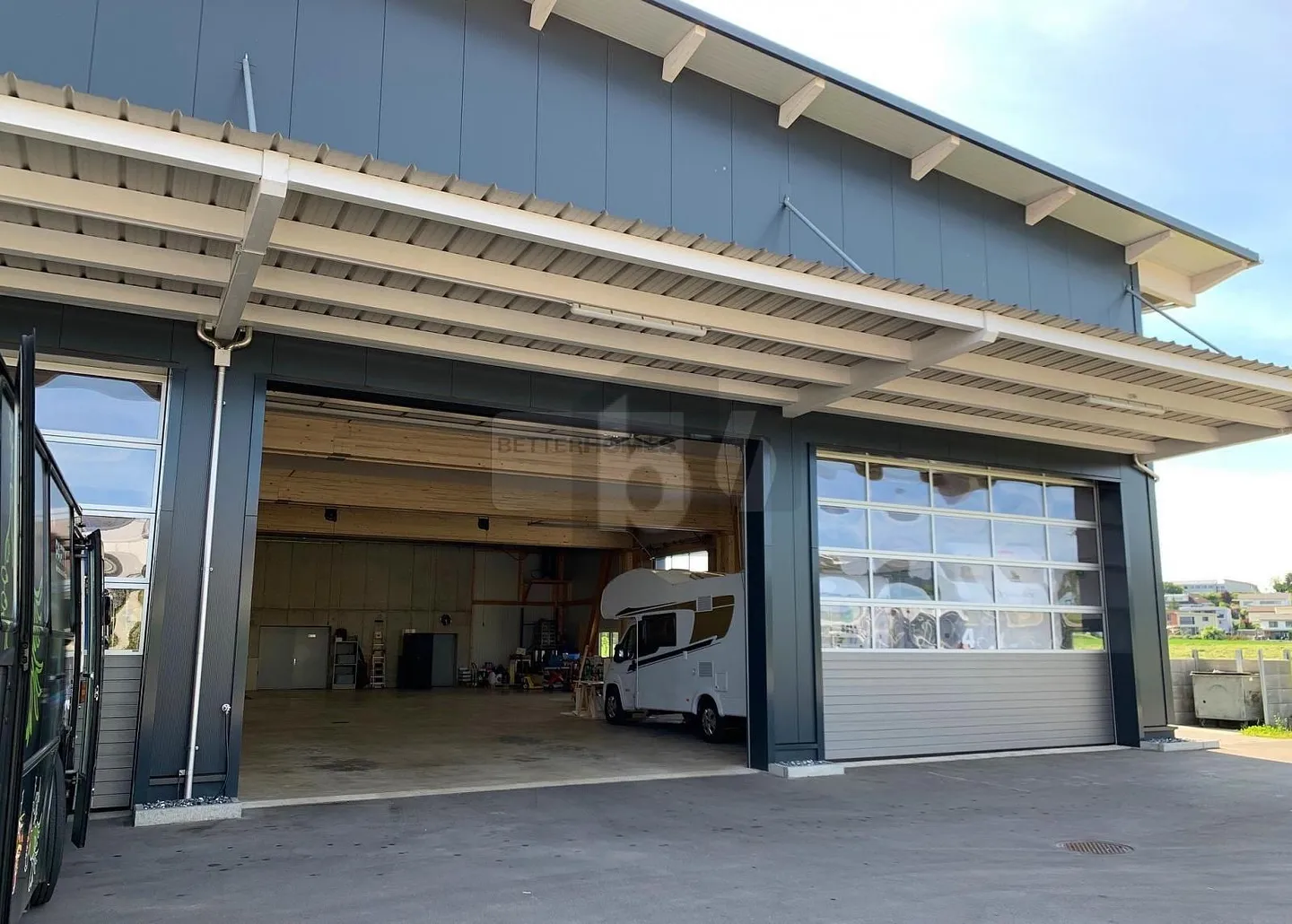 Mixed-use building for rent - Photo 1 of 3