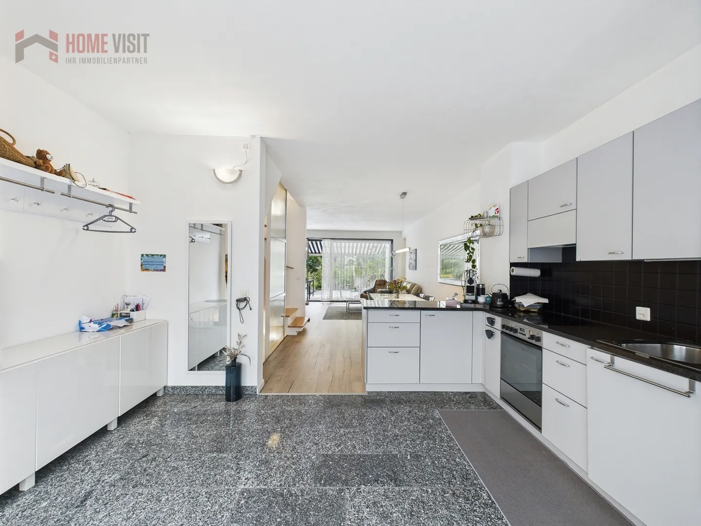 Casa a schiera accogliente e tranquilla di 5,5 stanze a Zwingen - Foto 2 di 7