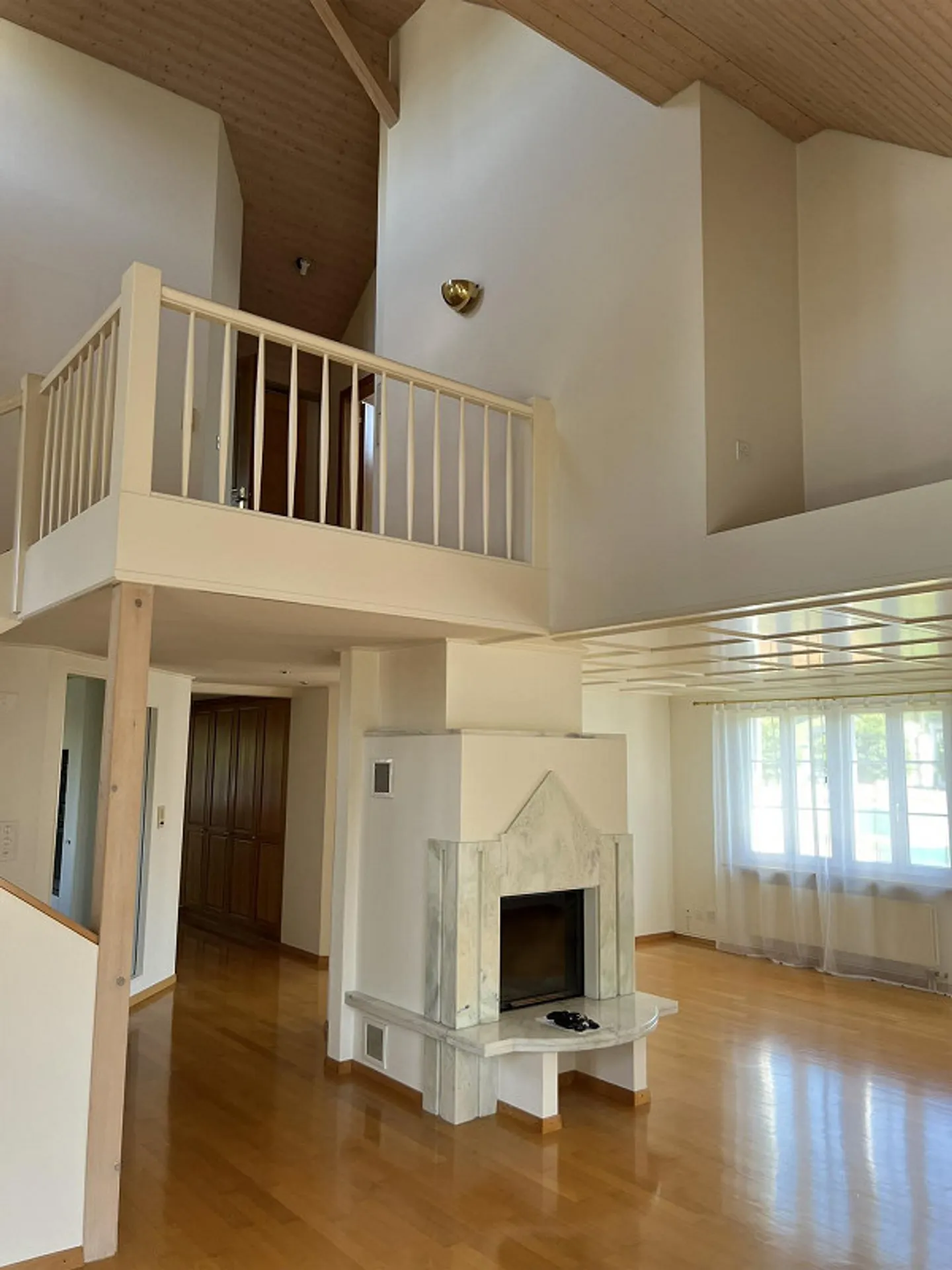 Charmante maisonette de 5,5 pièces avec cheminée et grand balcon - Photo 2 sur 10
