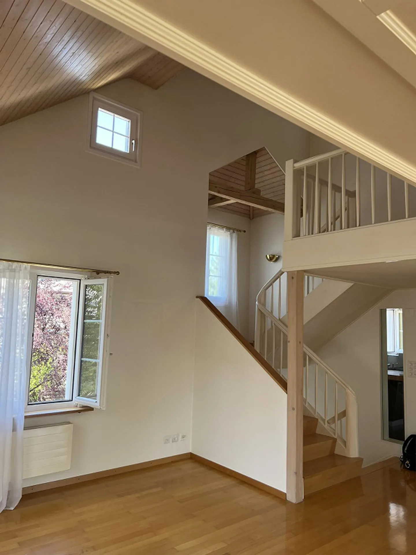 Charmante maisonette de 5,5 pièces avec cheminée et grand balcon - Photo 3 sur 10