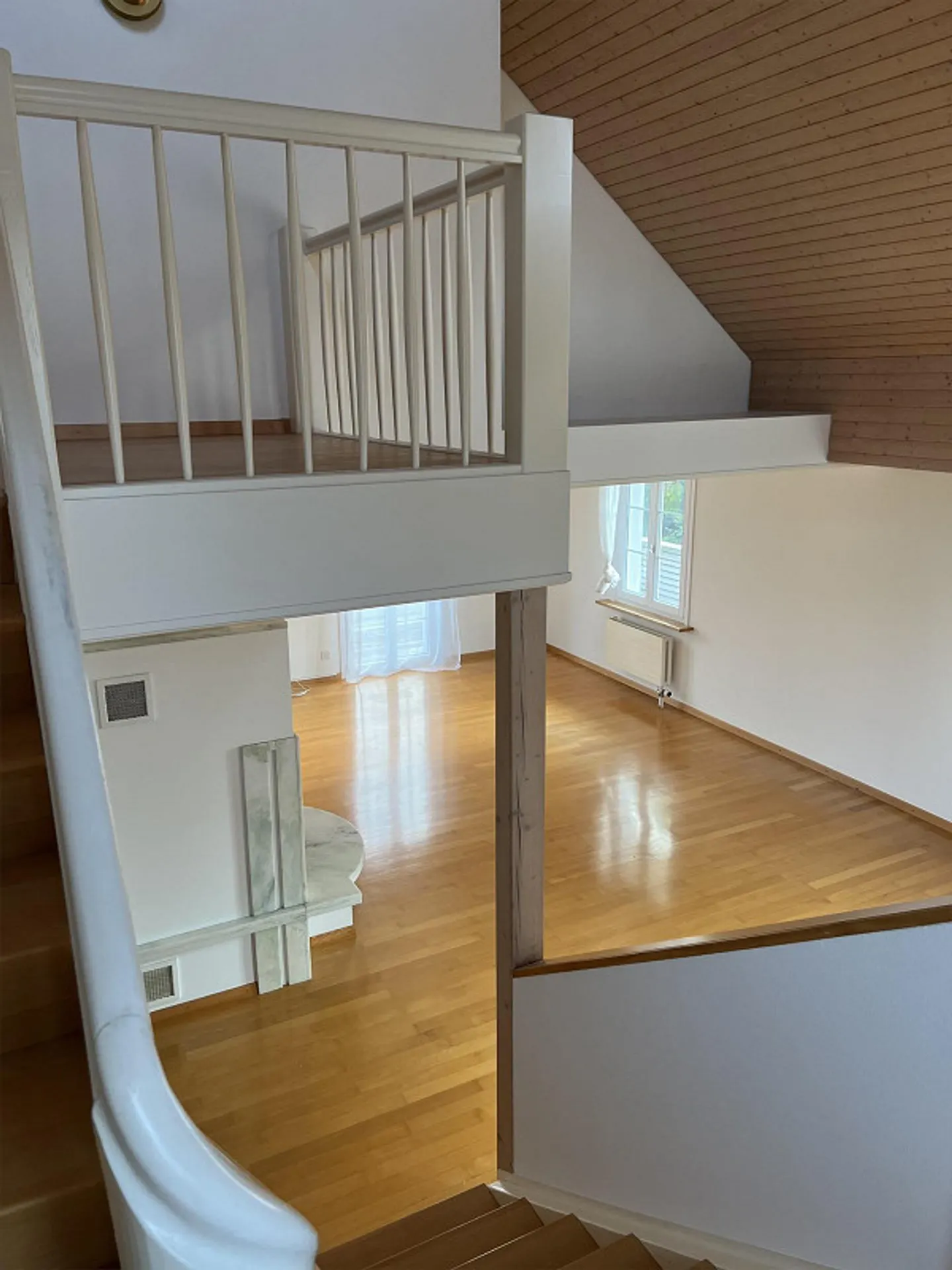 Charmante maisonette de 5,5 pièces avec cheminée et grand balcon - Photo 4 sur 10