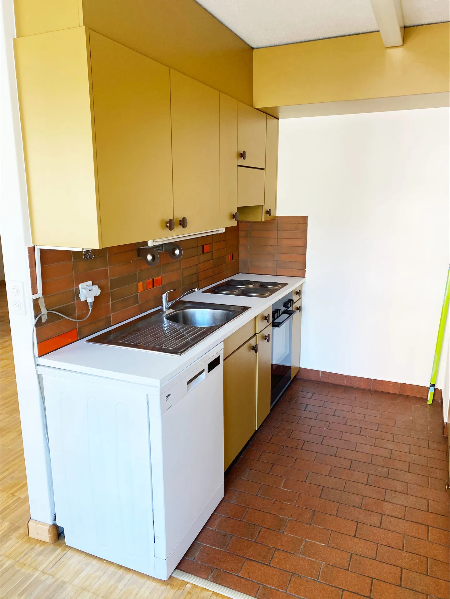 Charming 2.5-Room Apartment - Photo 3 of 10