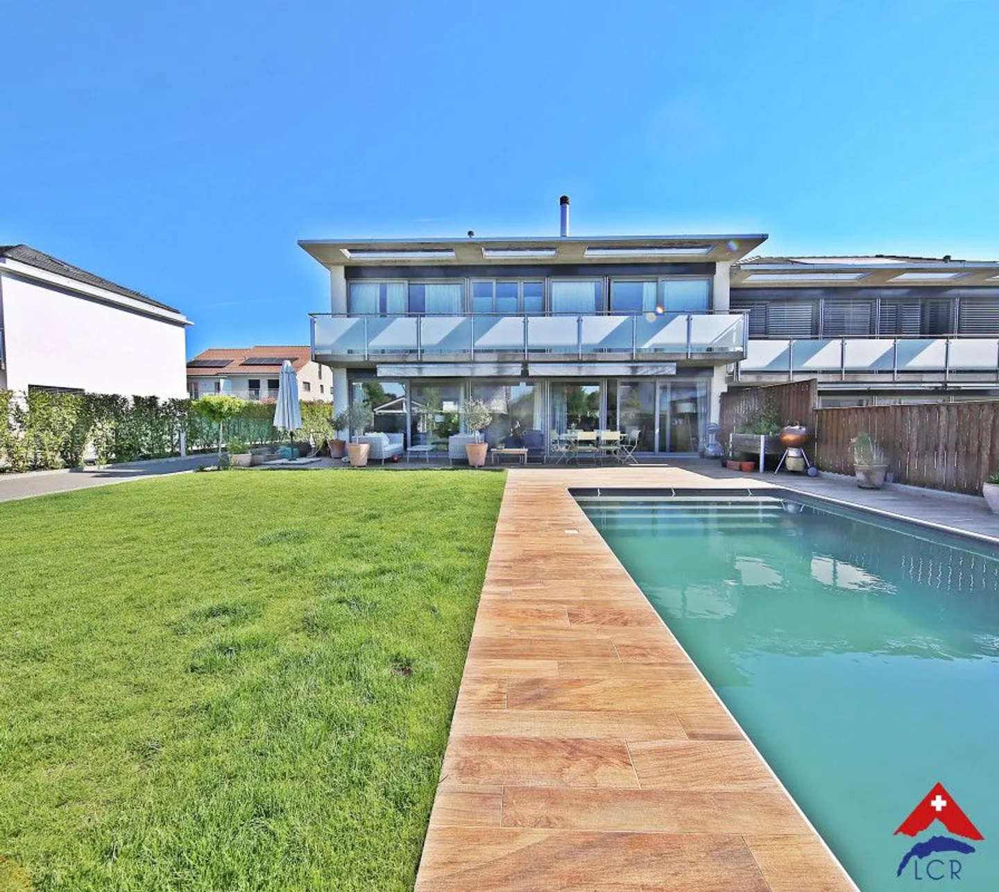 Wunderschöne Villa 6.5p / 4 Schlafzimmer + Büro / 3 Bäder / Garten und Pool - Foto 1 von 13