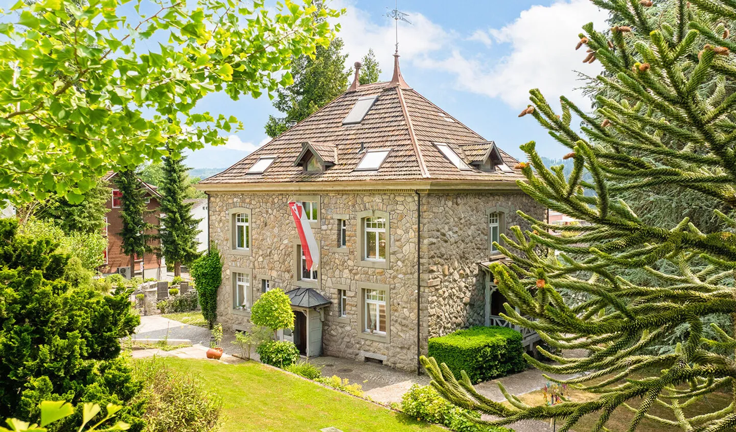 Impressive Historic Villa with Well-Maintained Park - Photo 2 of 12