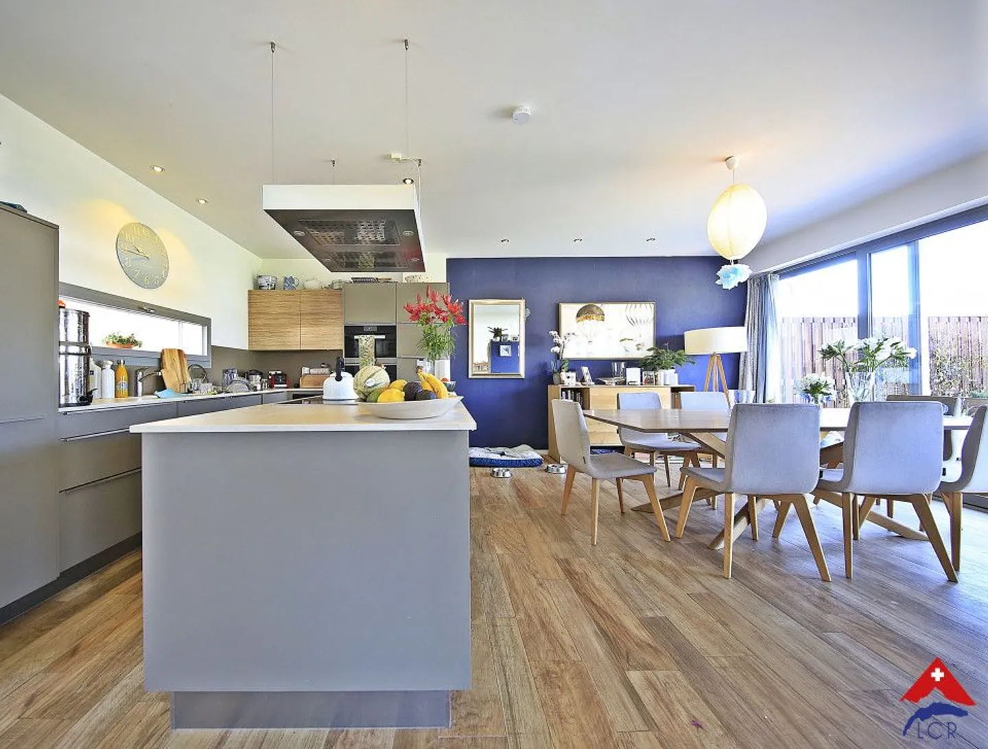 Wunderschöne Villa 6.5p / 4 Schlafzimmer + Büro / 3 Bäder / Garten und Pool - Foto 4 von 13