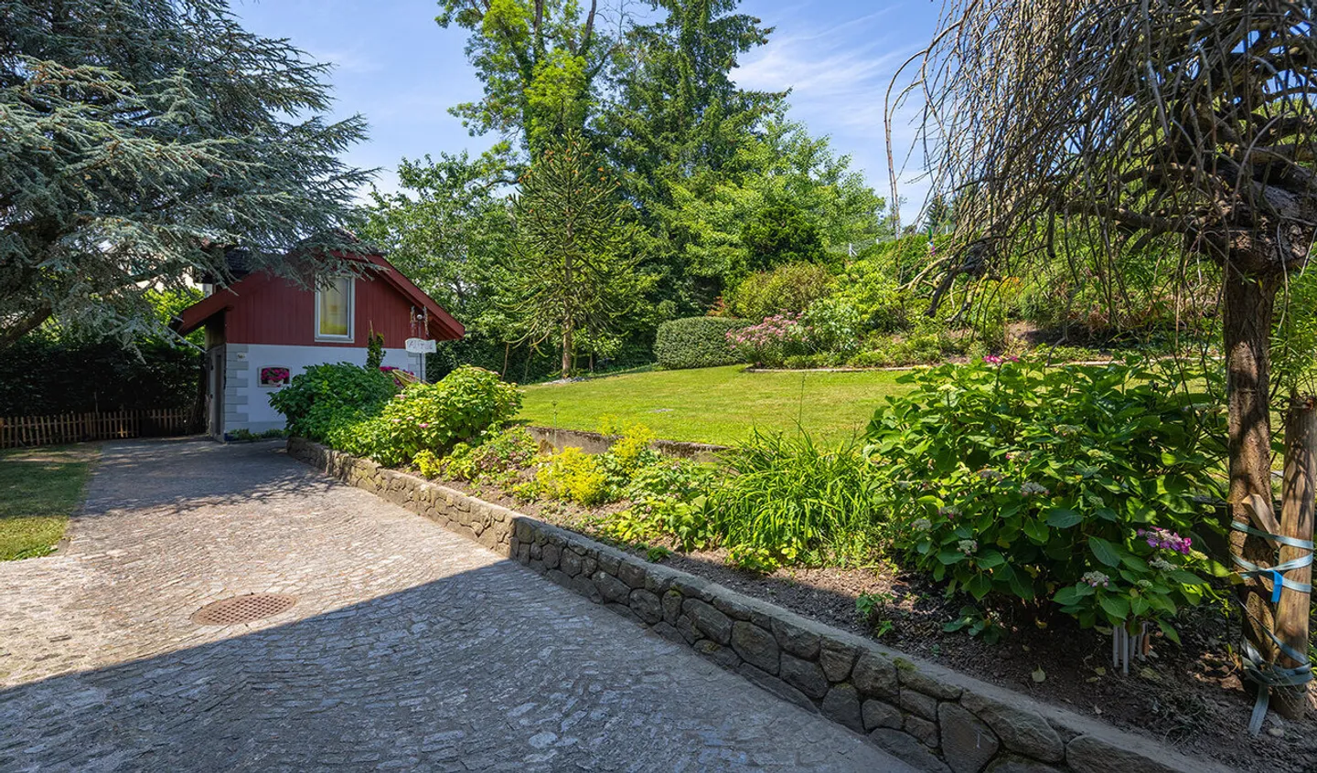 Impressive Historic Villa with Well-Maintained Park - Photo 10 of 12