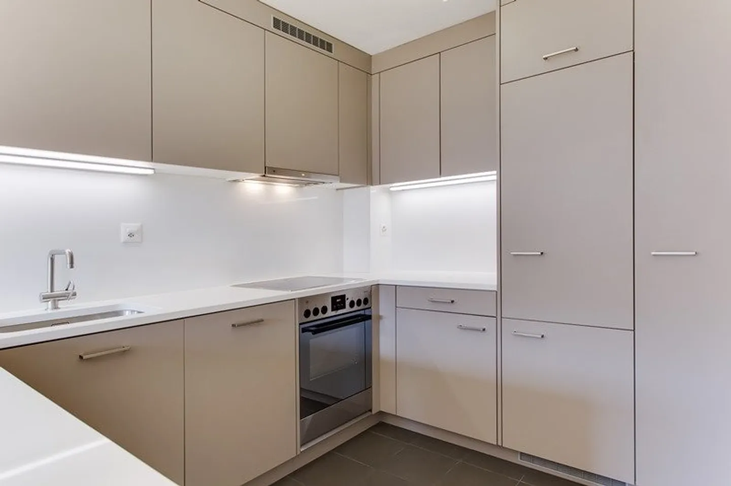 2.5 Room Apartment - Photo 2 of 7