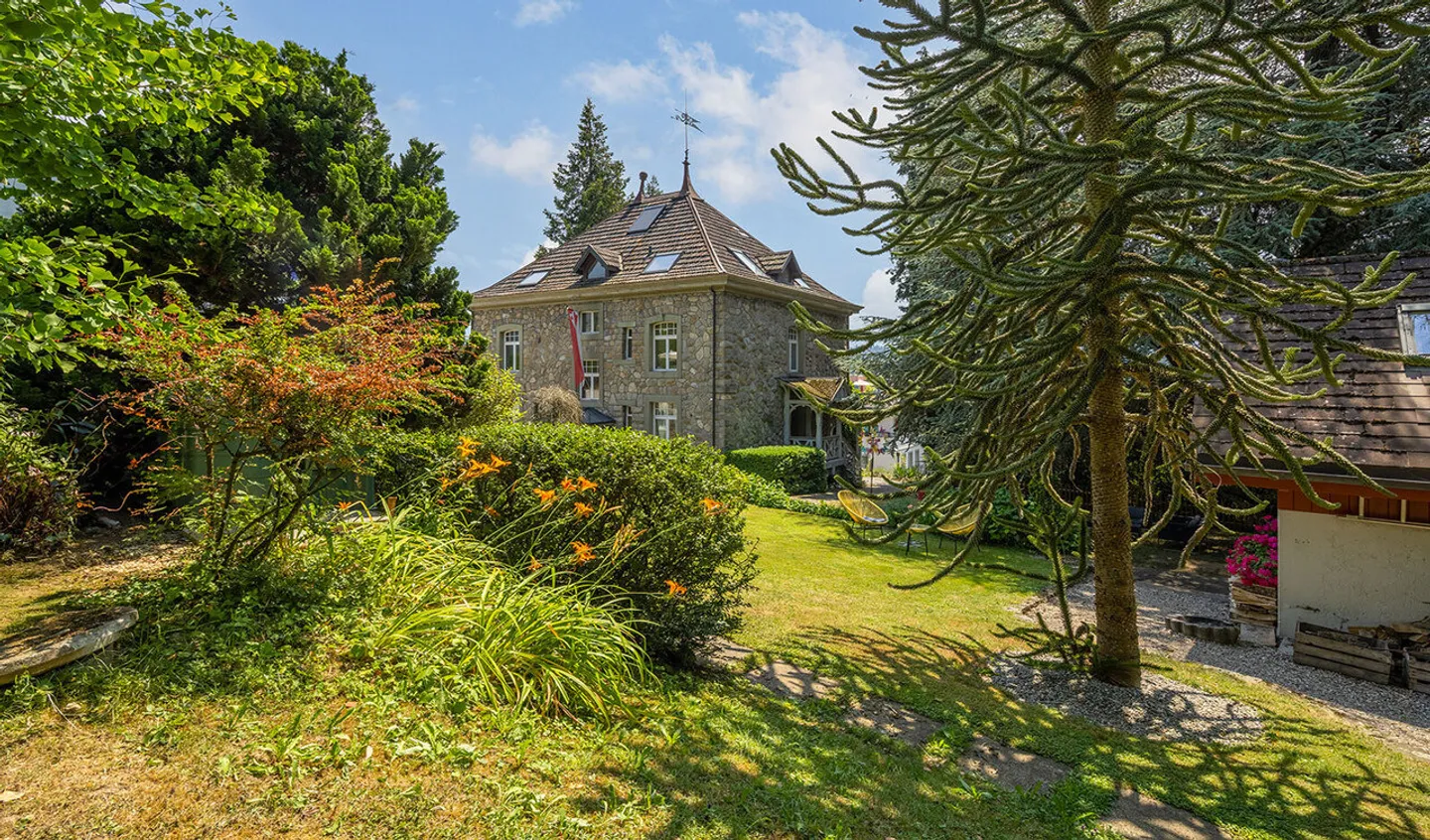 Impressive Historic Villa with Well-Maintained Park - Photo 7 of 12