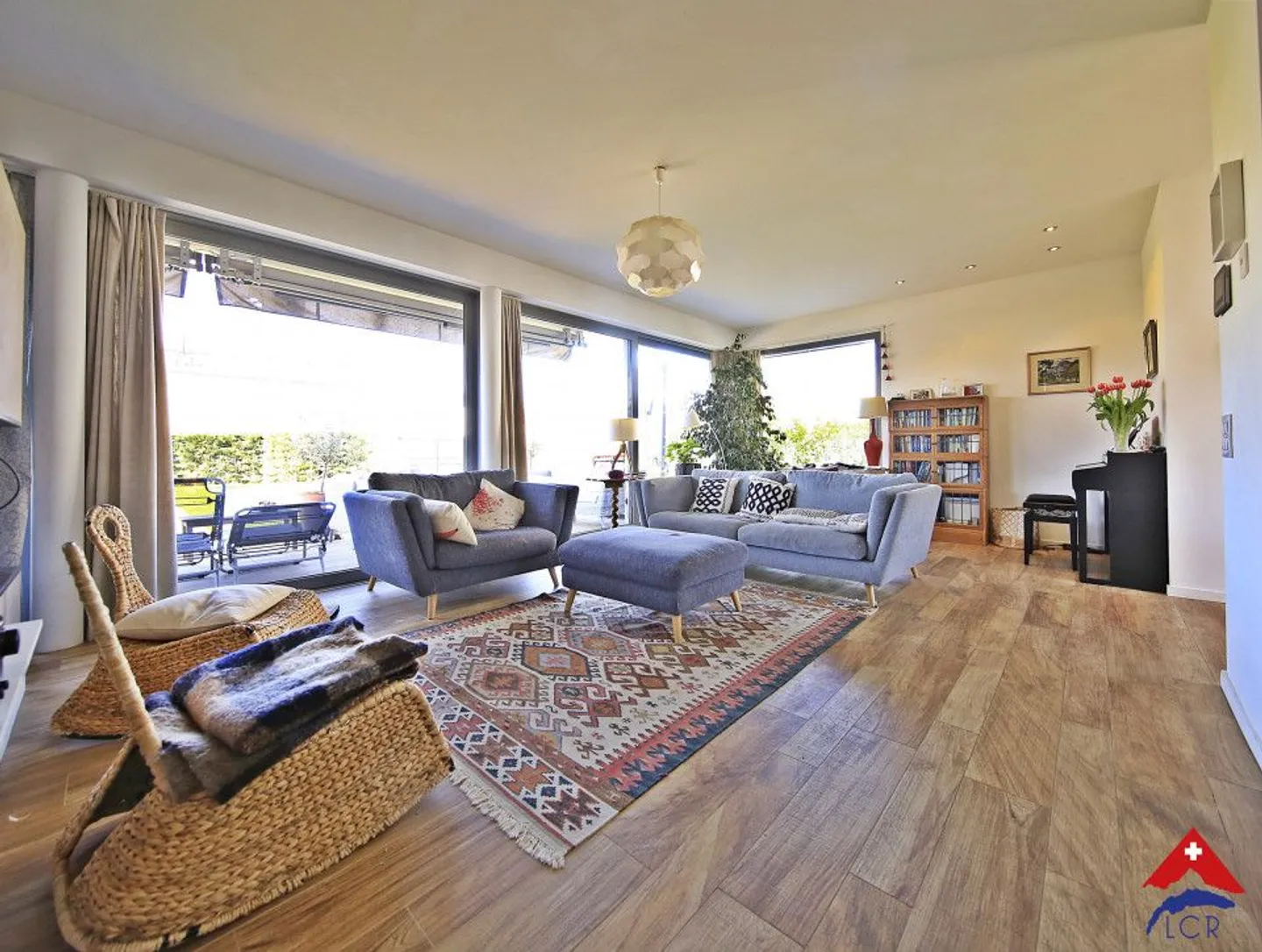 Wunderschöne Villa 6.5p / 4 Schlafzimmer + Büro / 3 Bäder / Garten und Pool - Foto 6 von 13