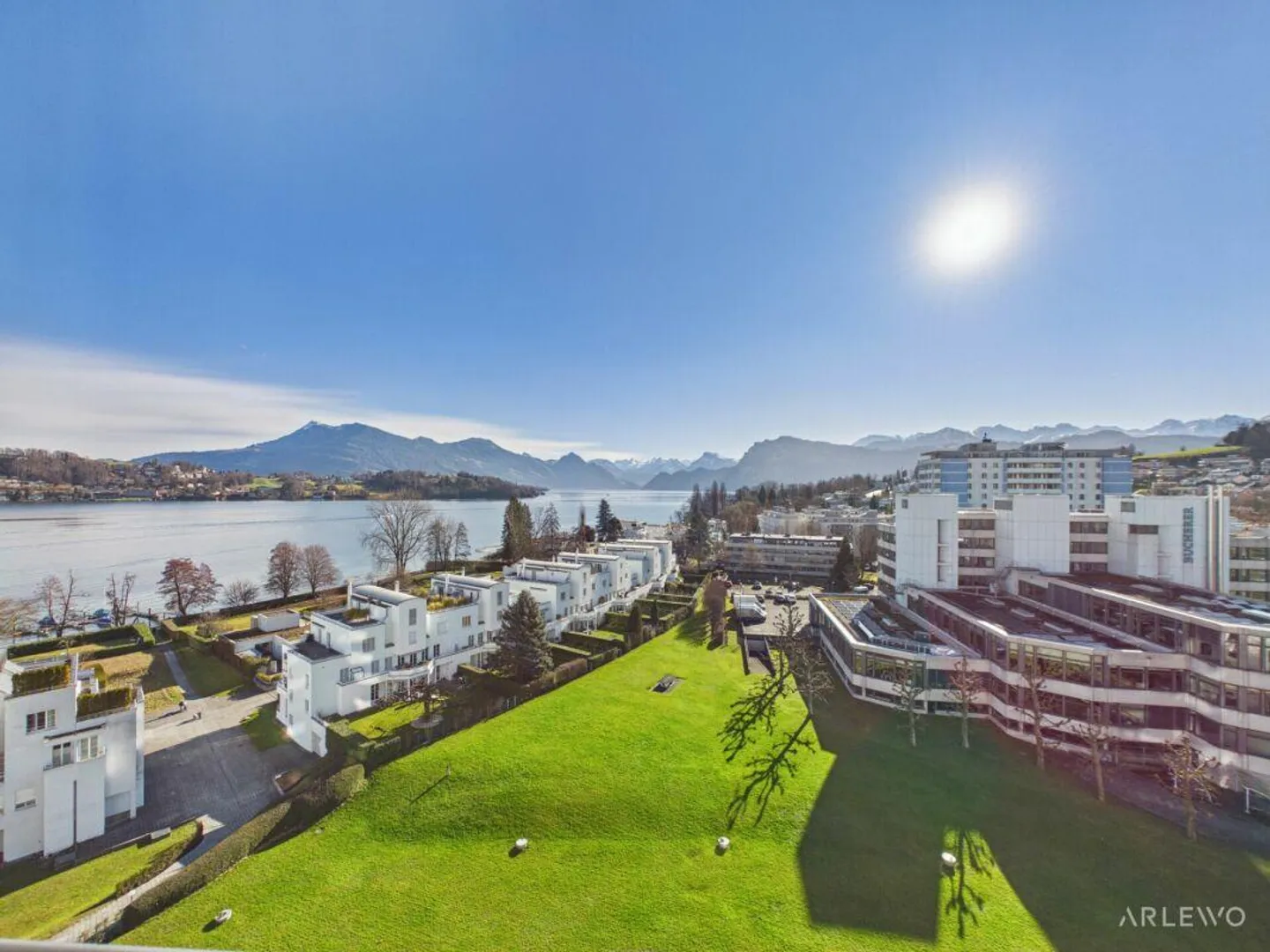 Vivere moderno e centrale - 9° piano con vista sul lago e sulle montagne - Foto 1 di 9