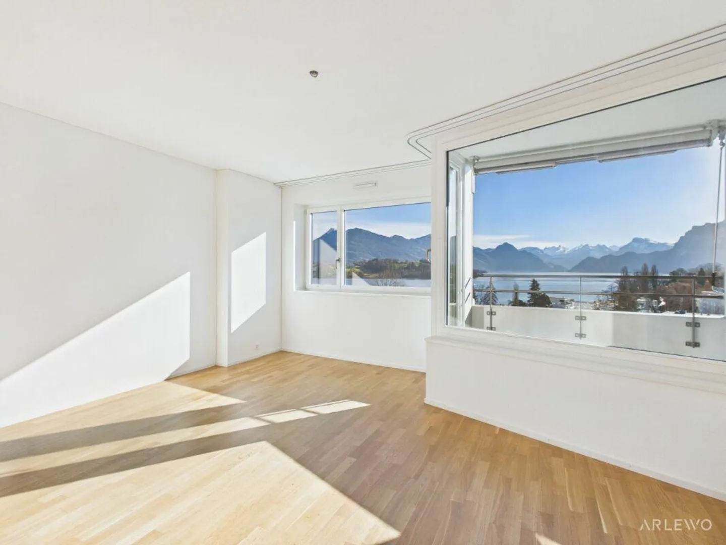 Vivere moderno e centrale - 9° piano con vista sul lago e sulle montagne - Foto 2 di 9