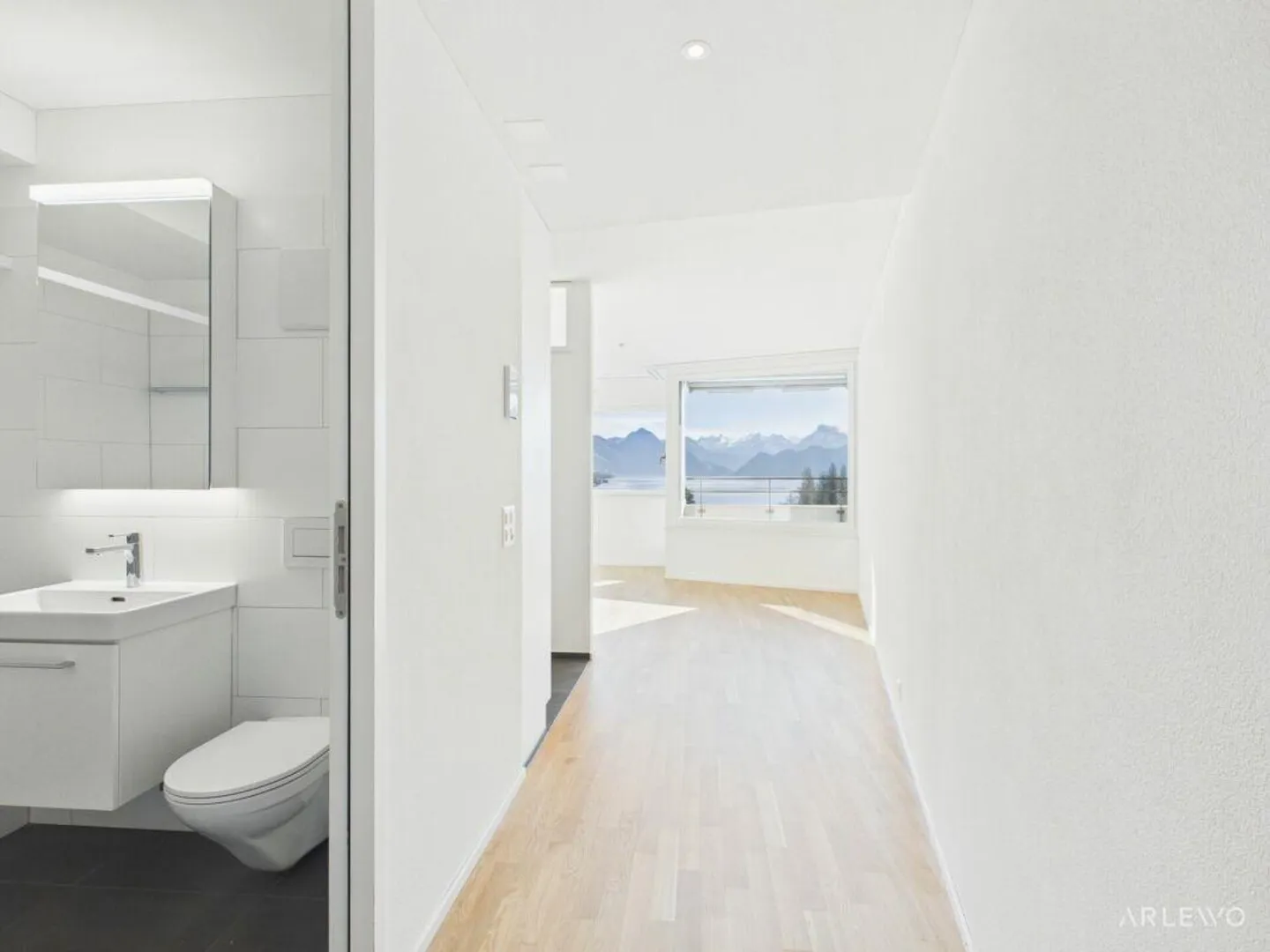 Vivere moderno e centrale - 9° piano con vista sul lago e sulle montagne - Foto 4 di 9