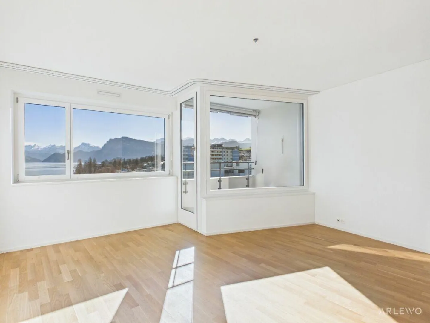 Vivere moderno e centrale - 9° piano con vista sul lago e sulle montagne - Foto 3 di 9