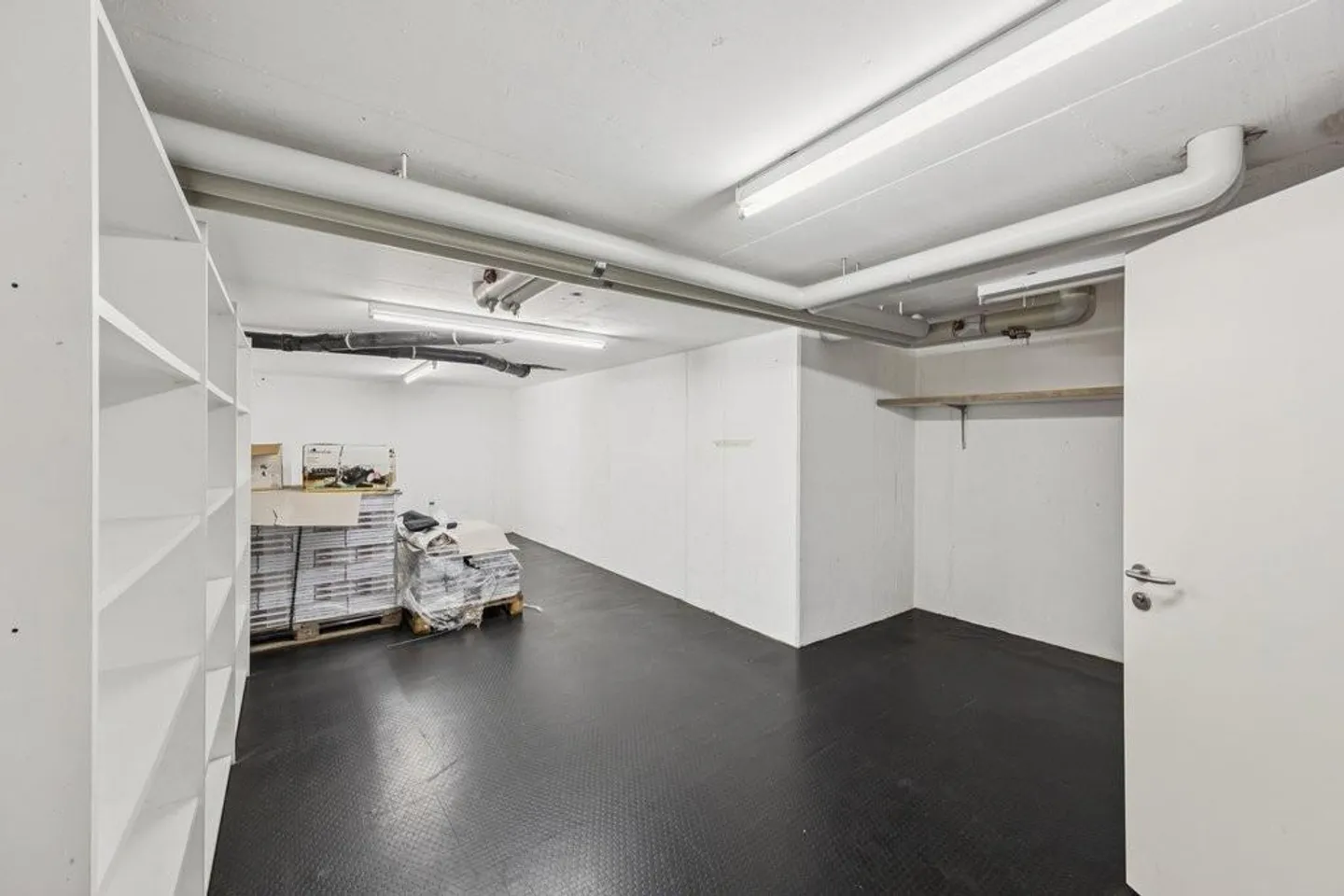 Representative Office Near Train Station with Strong Presence - Photo 6 of 10