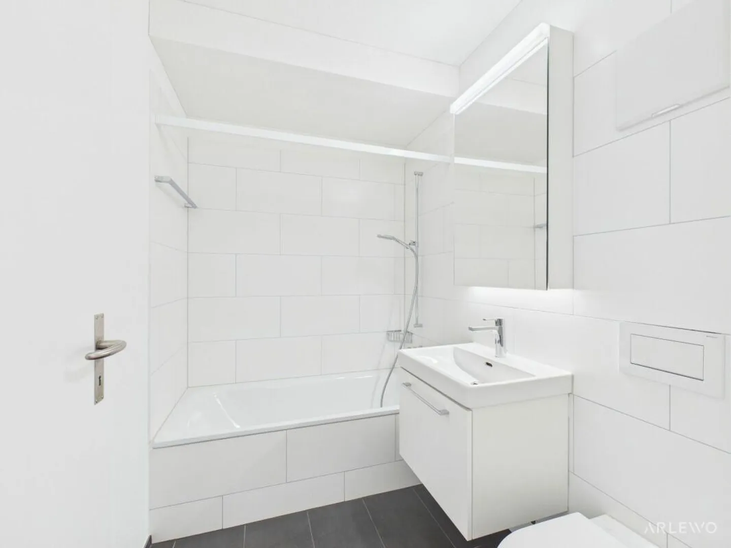 Vivere moderno e centrale - 9° piano con vista sul lago e sulle montagne - Foto 7 di 9