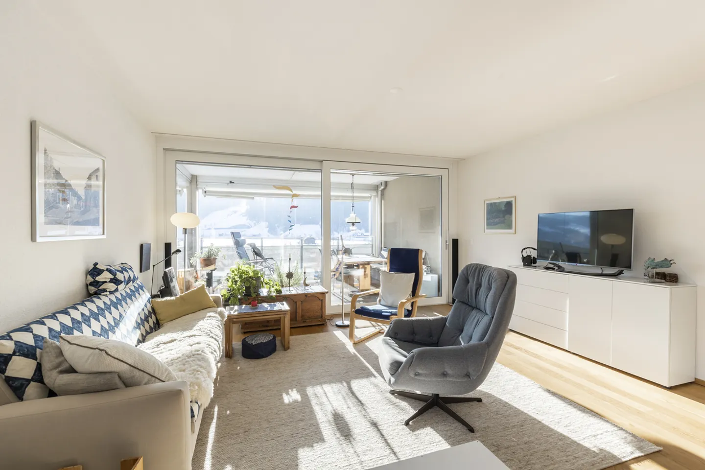 Agencement moderne pour un foyer confortable - Photo 2 sur 7