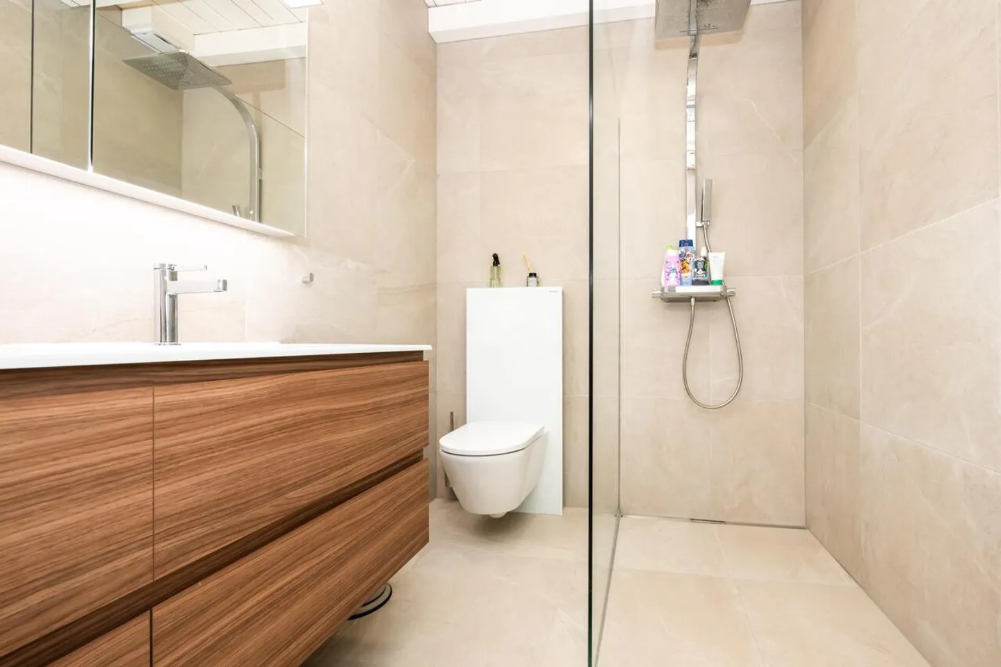 Incantevole villa adiacente, giardino e terrazza - Foto 9 di 10